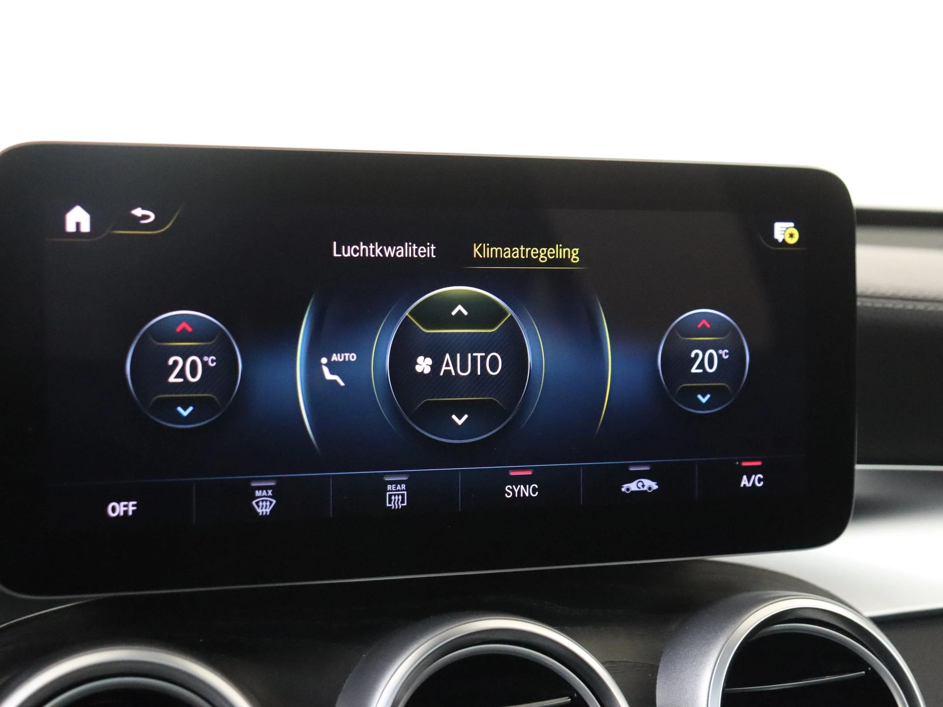 Mercedes-Benz-GLC-image-17