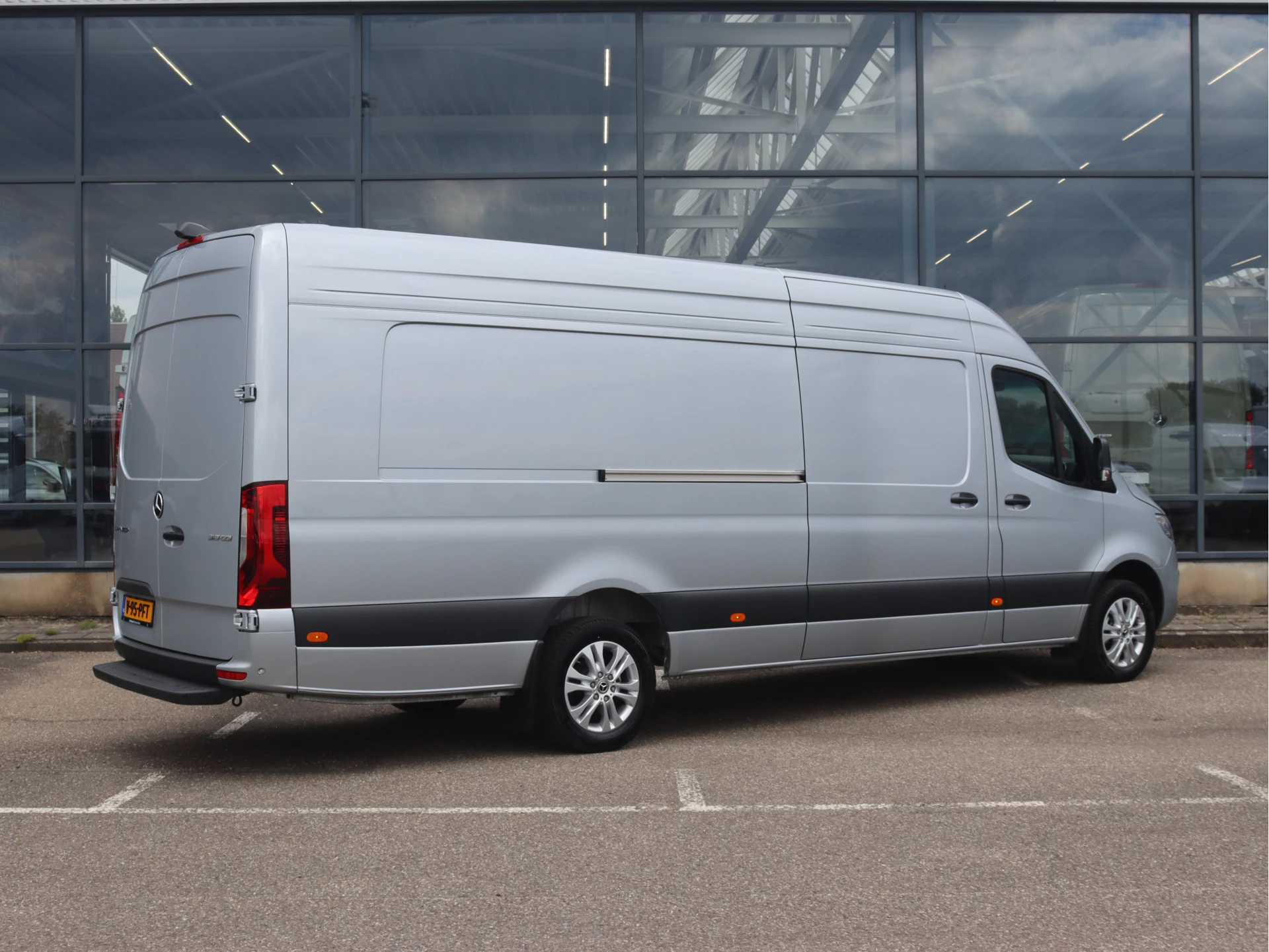 Mercedes-Benz Sprinter 319 CDI L4H2 | AIRCO/NAVI/DISTRONIC/CAMERA | Certified