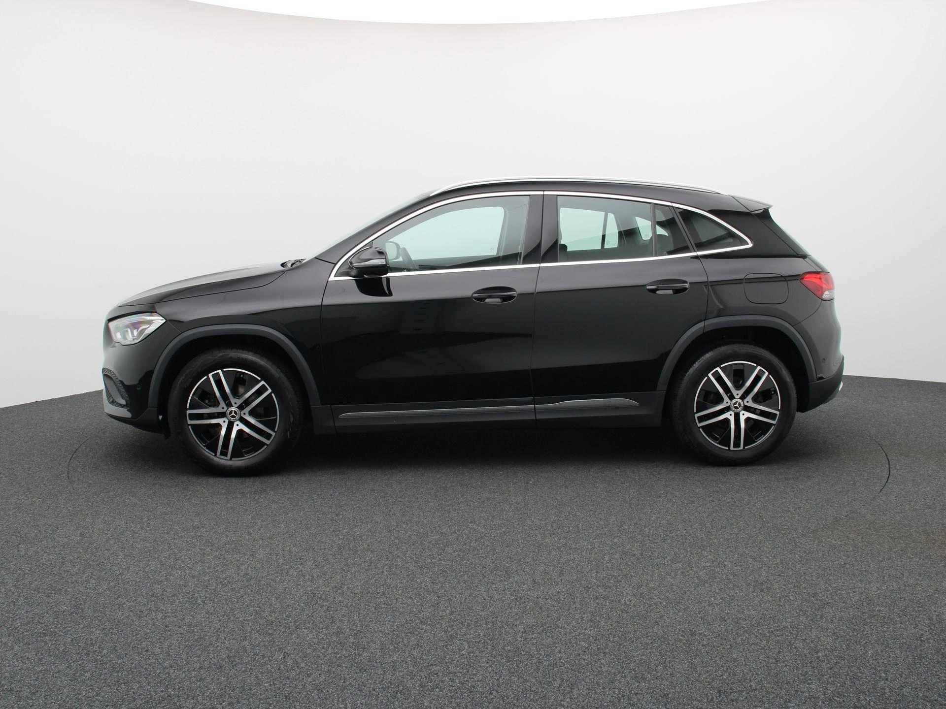 Mercedes-Benz GLA 180 Business Line + TREKHAAK + CAMERA + LED +