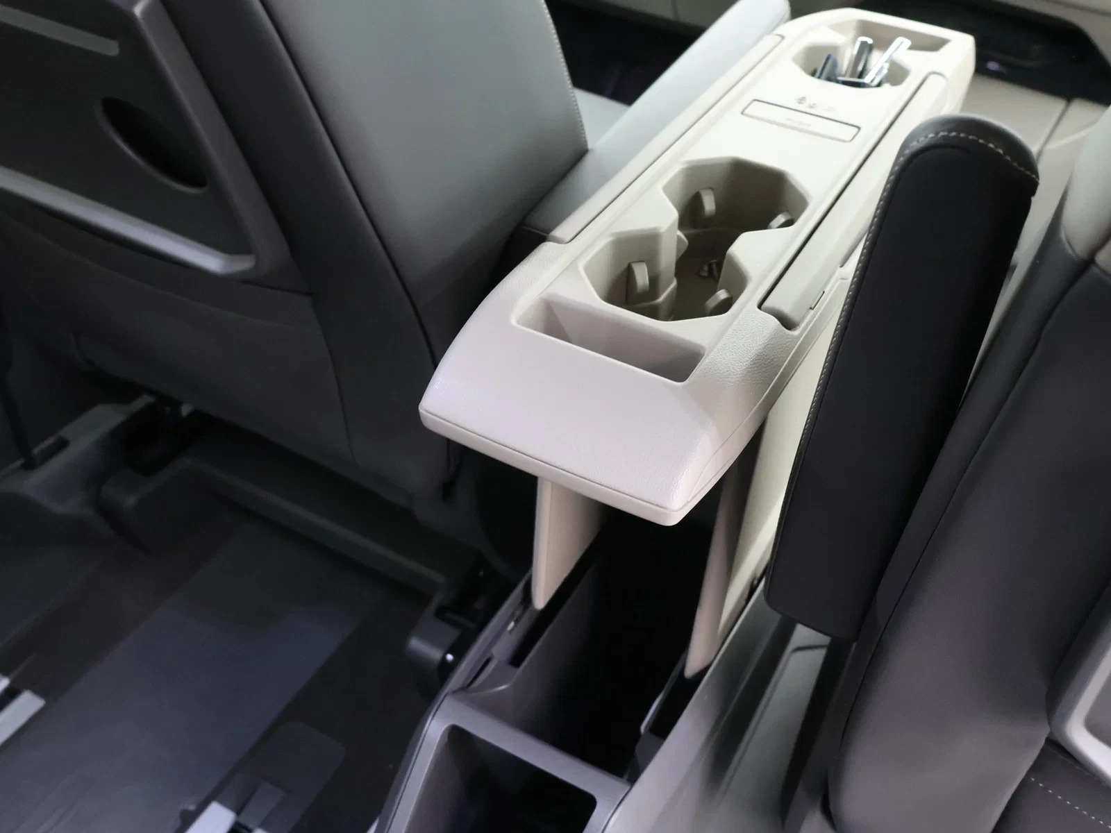 Volkswagen Multivan T7 eHybrid (PHEV) Multivan T7 PHEV Life Korte versie 1.5eHybrid 4X4 245PK *AUTOMAAT*7 ZITPLAATSEN*VIRTUAL COCKPIT*TREK