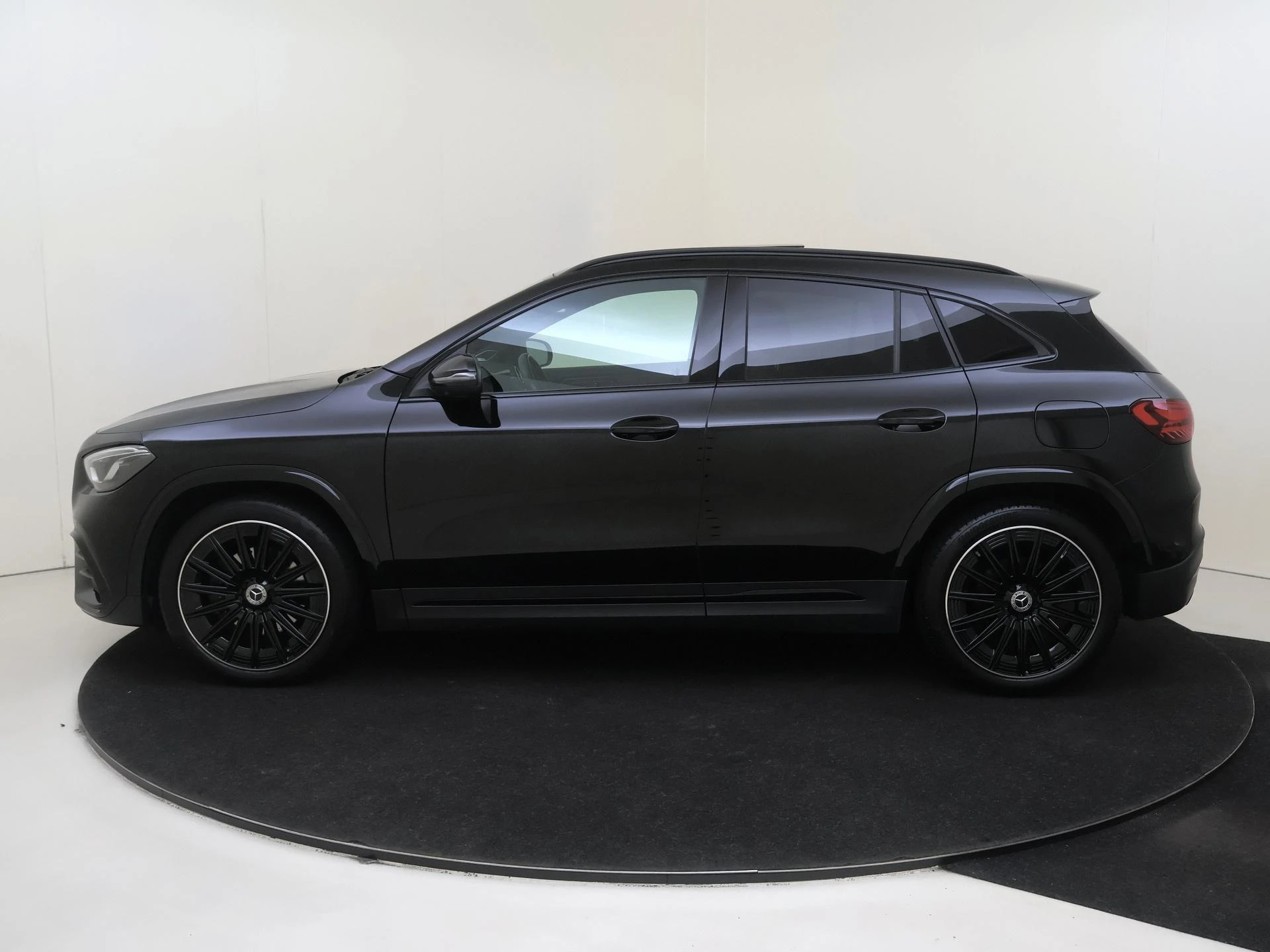 Mercedes-Benz-GLA-image-3
