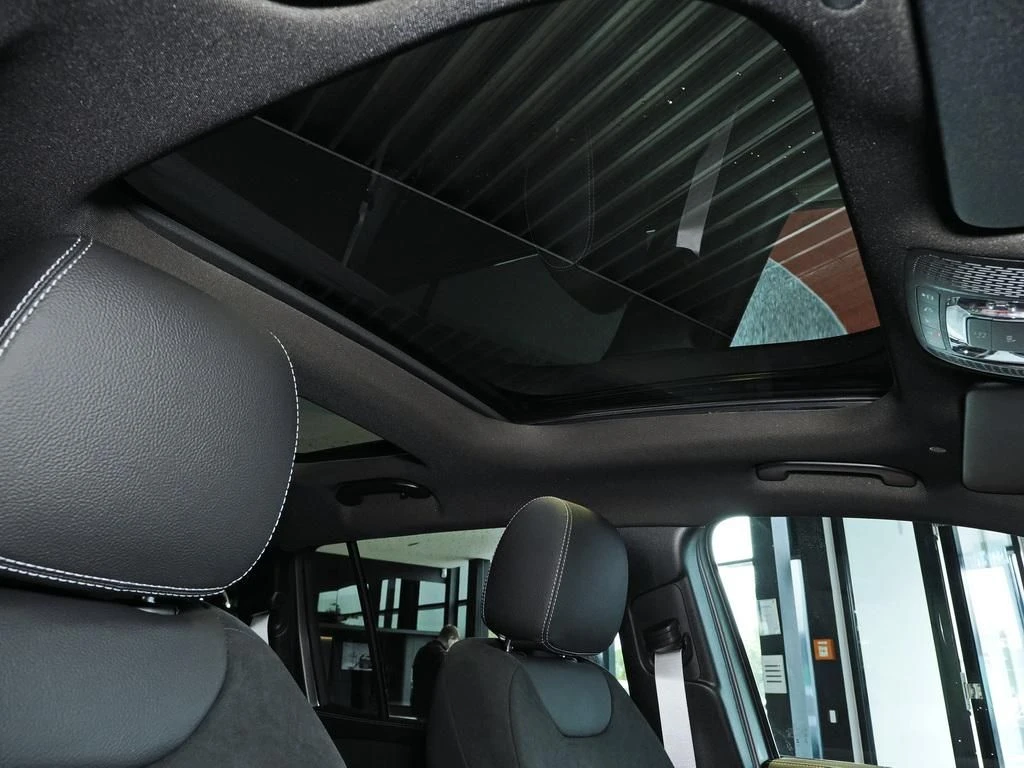 Mercedes-Benz-GLB 200-image-16