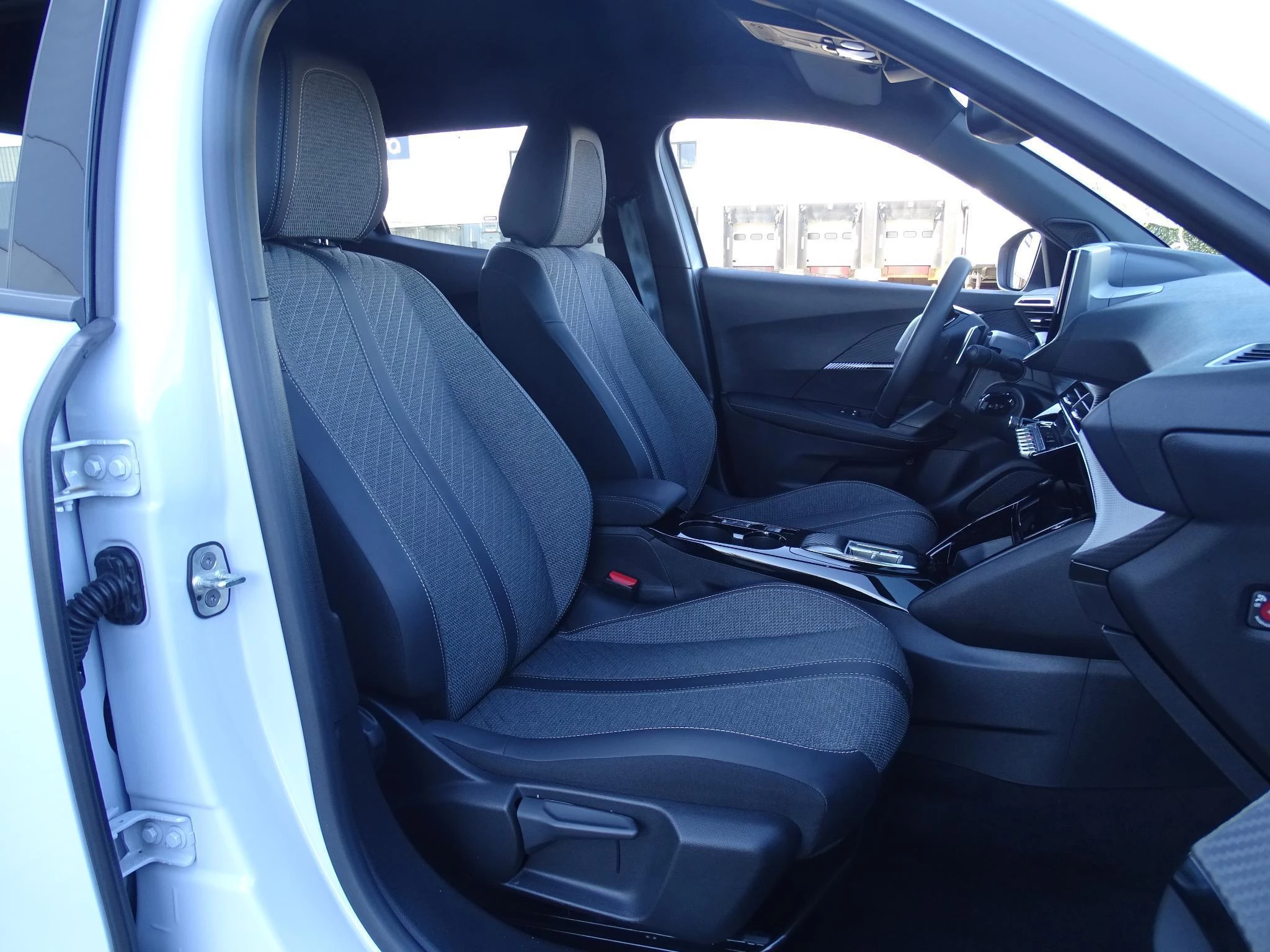 Peugeot 2008 1.2 HYBRID 145 e-DSC6 Allure