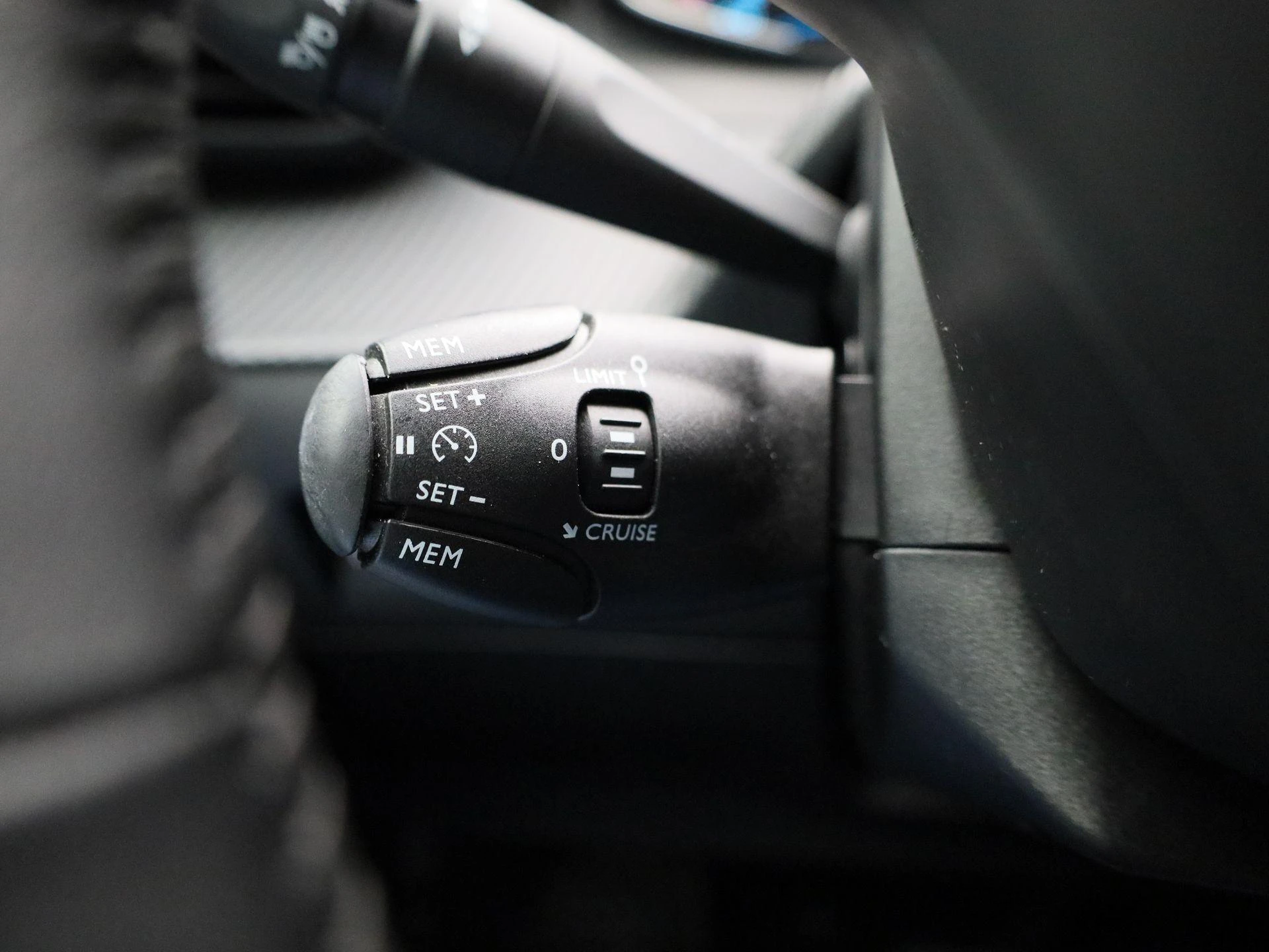 Peugeot-e-208-image-23