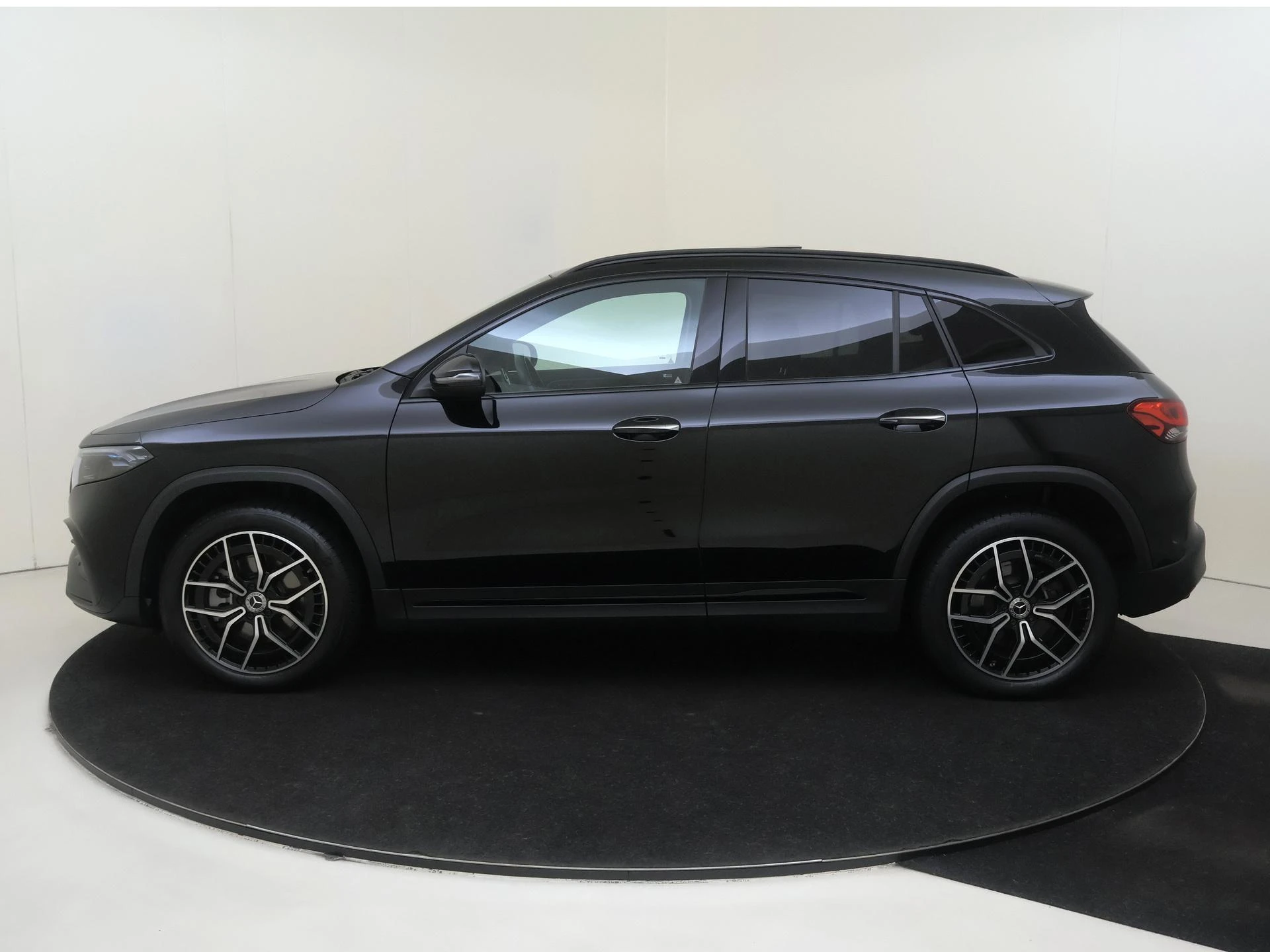 Mercedes-Benz-EQA-image-7