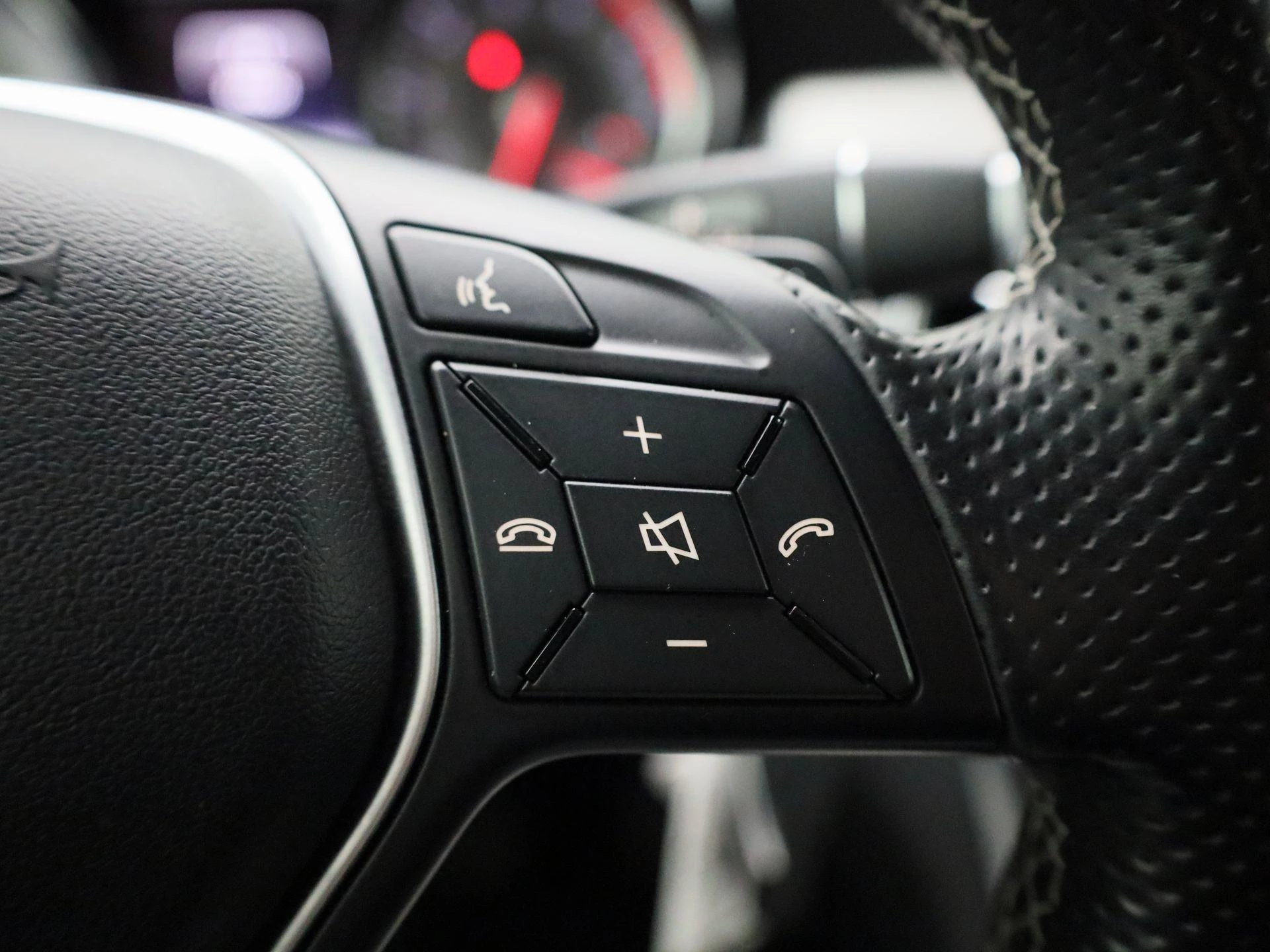 Mercedes-Benz-GLA-image-15