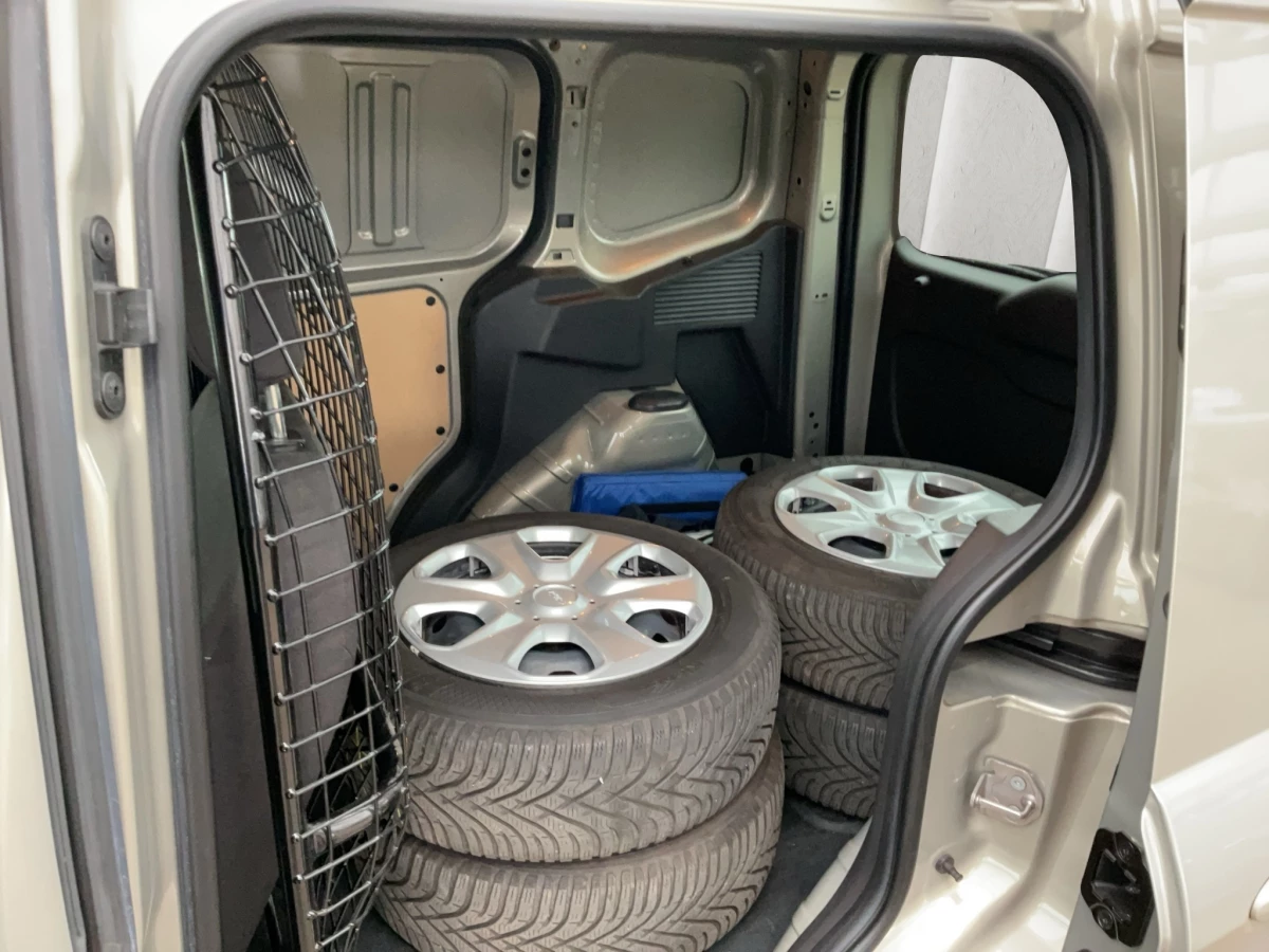 Ford-Transit Courier-image-8