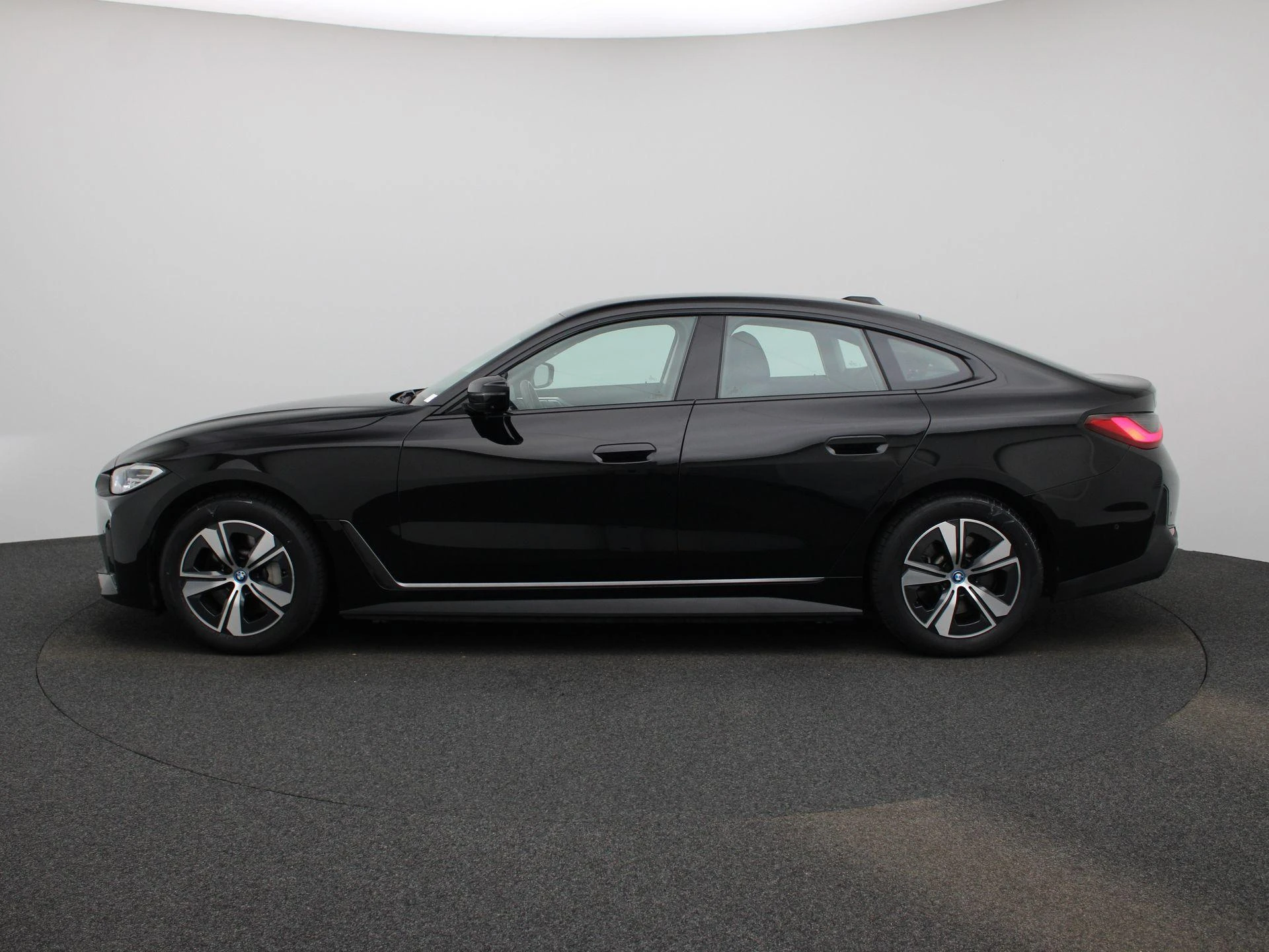BMW-i4-image-3