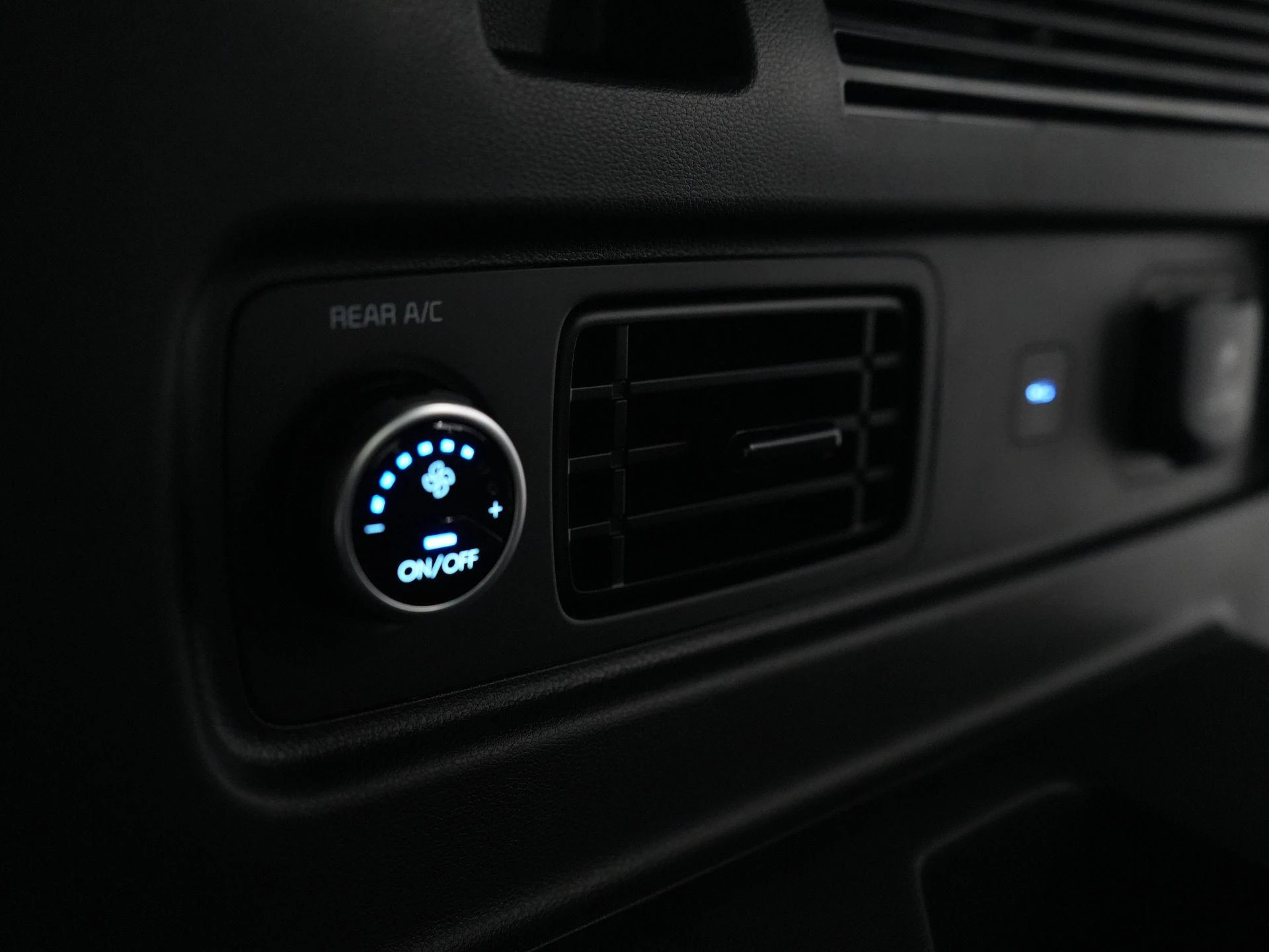 Hyundai-Santa Fe-image-45