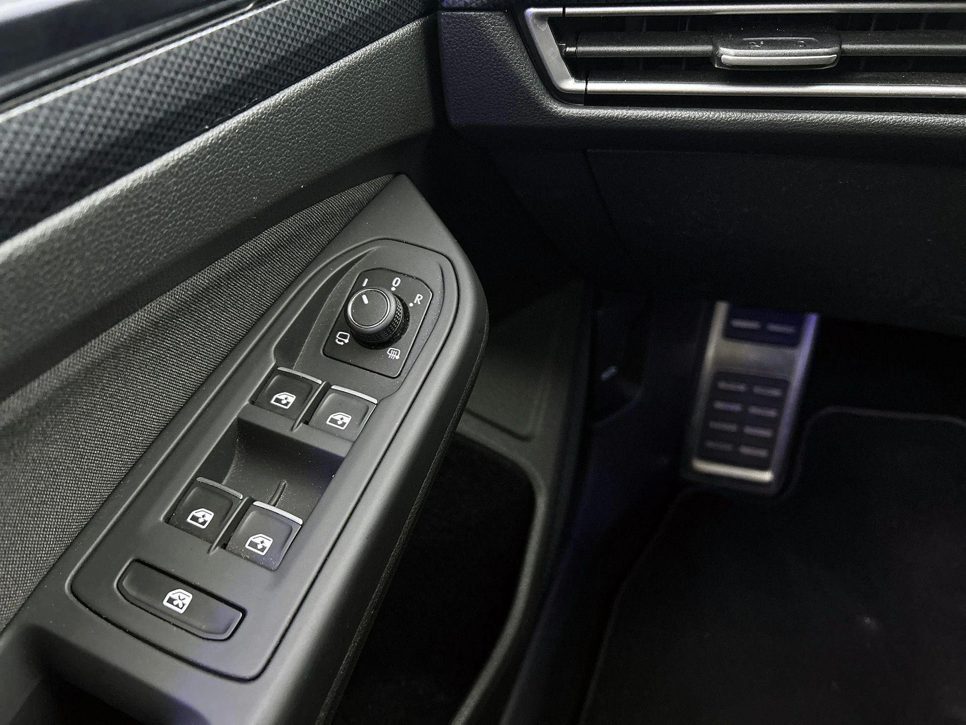 Volkswagen-Golf-image-29