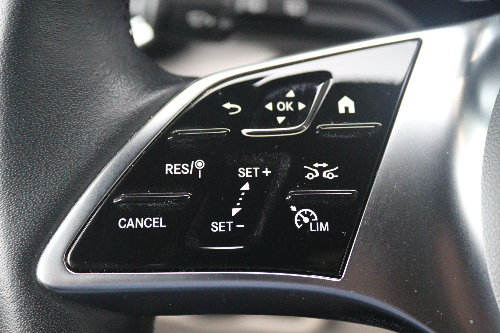 Mercedes-Benz-V-Klasse-image-16