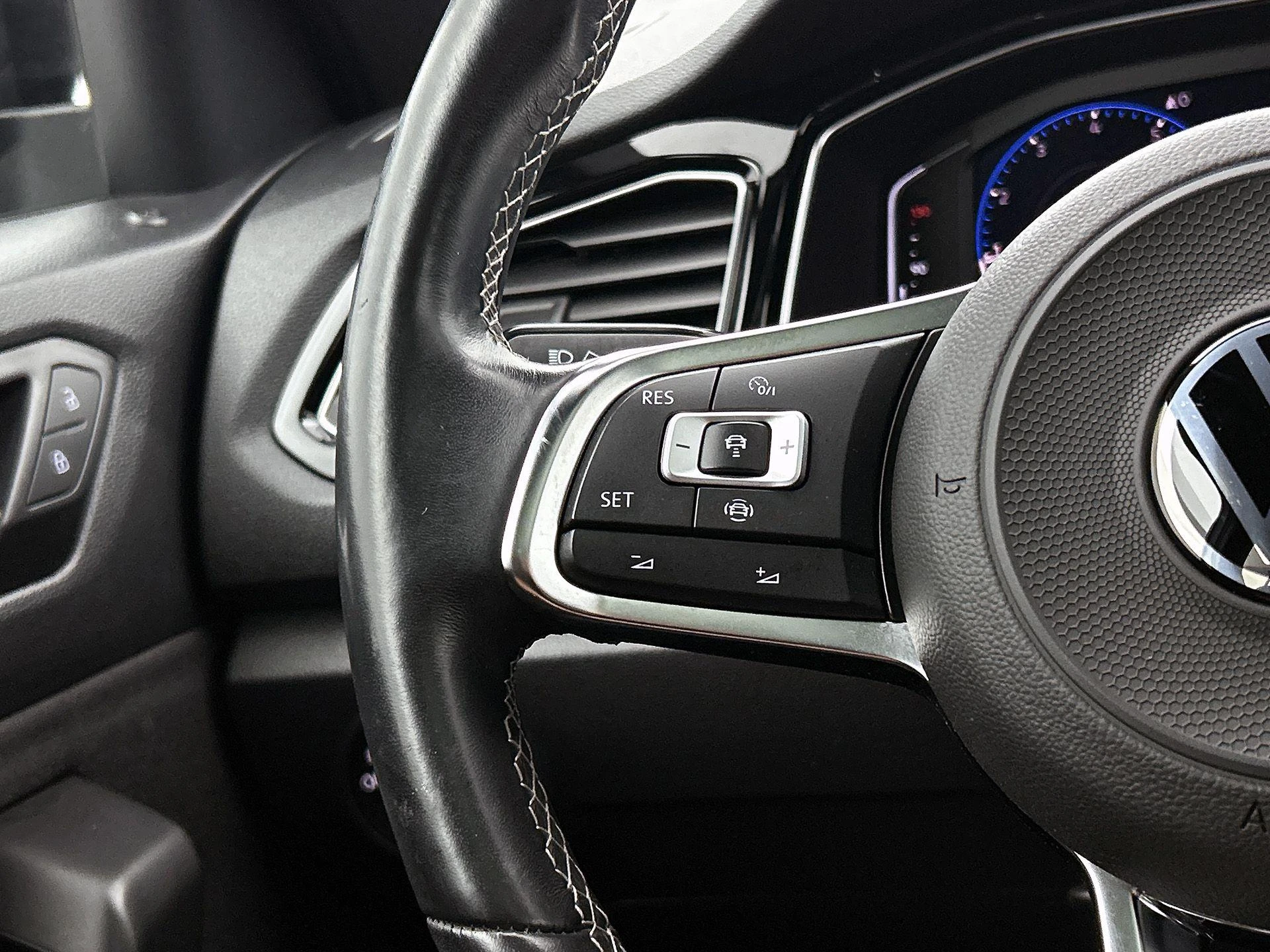 Volkswagen-T-Roc-image-5