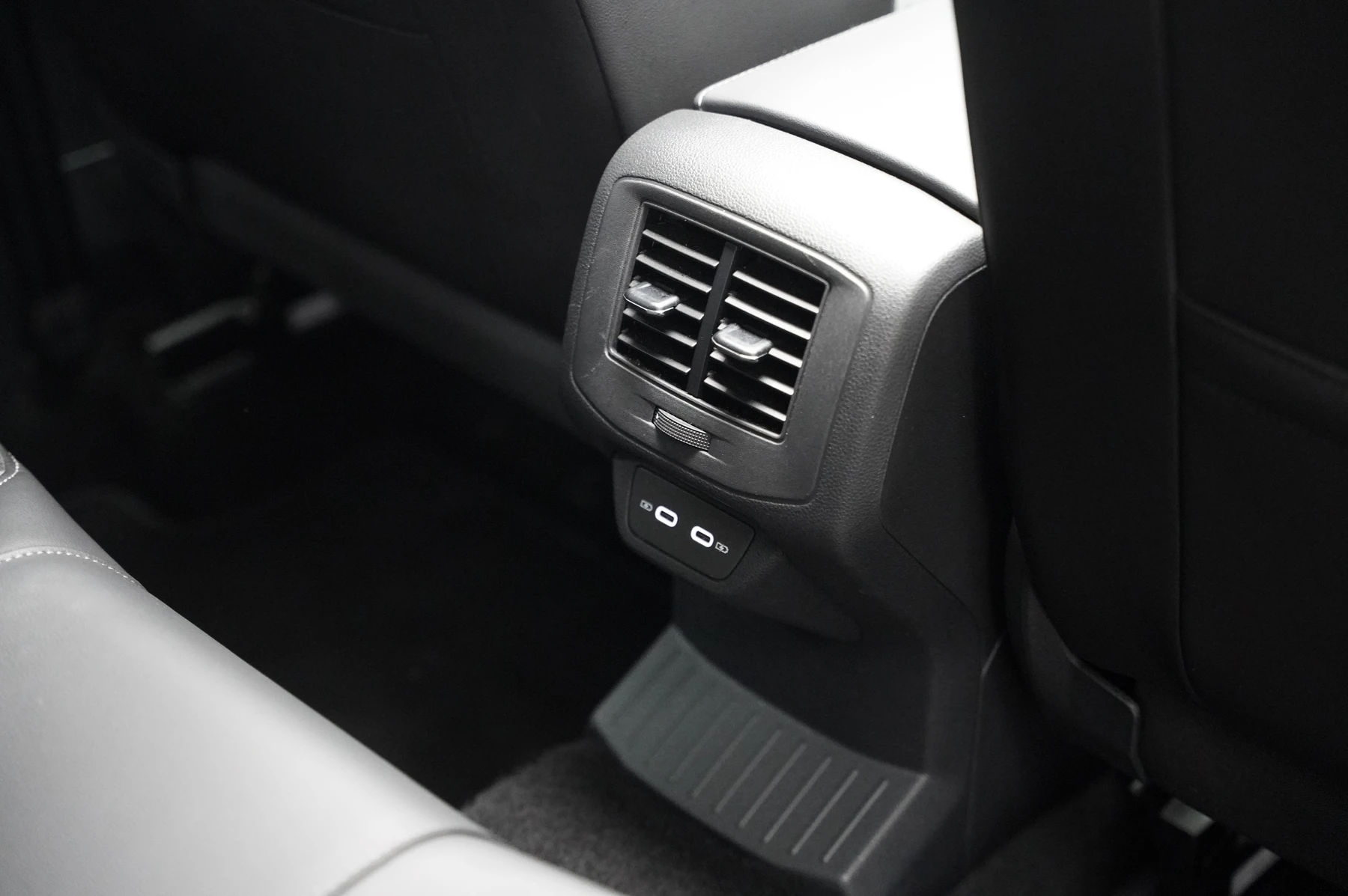 Volkswagen-T-Roc-image-33