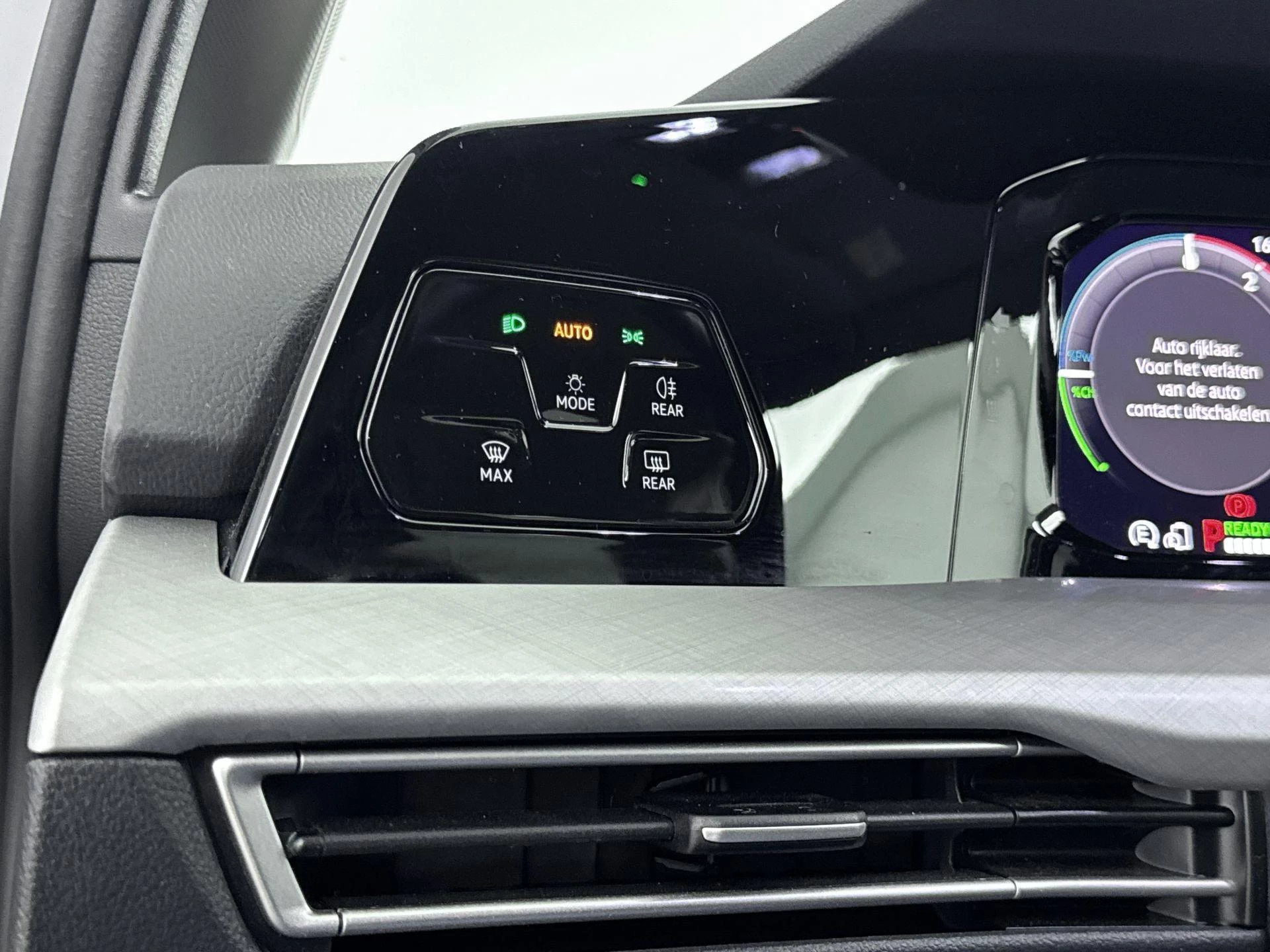 Volkswagen-Golf-image-15
