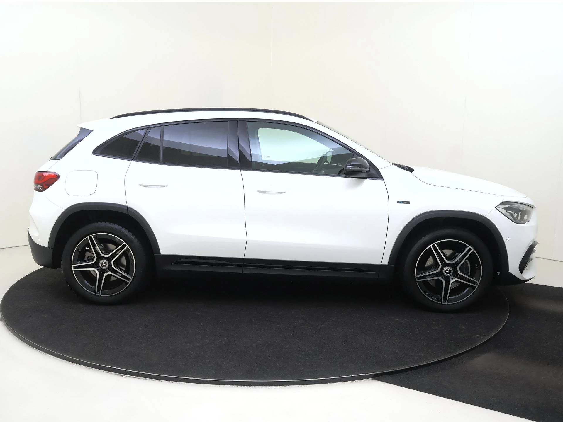 Mercedes-Benz-GLA-image-8