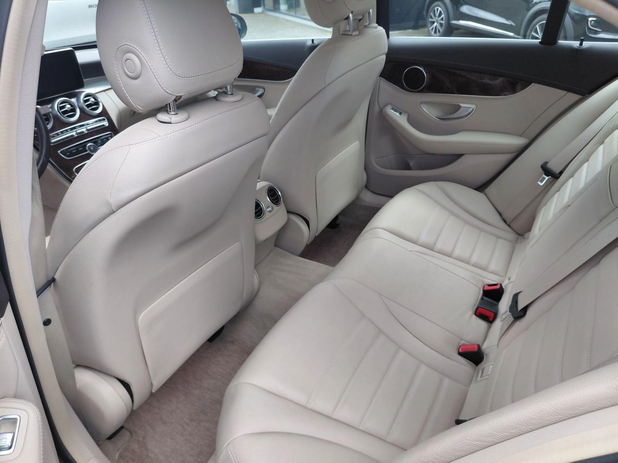 Mercedes-Benz-C-Klasse-image-8