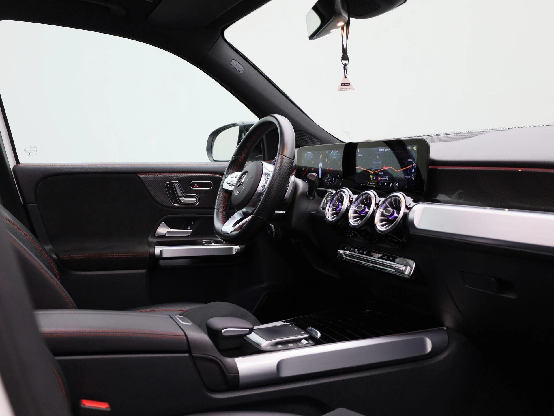 Mercedes-Benz-GLB-image-35
