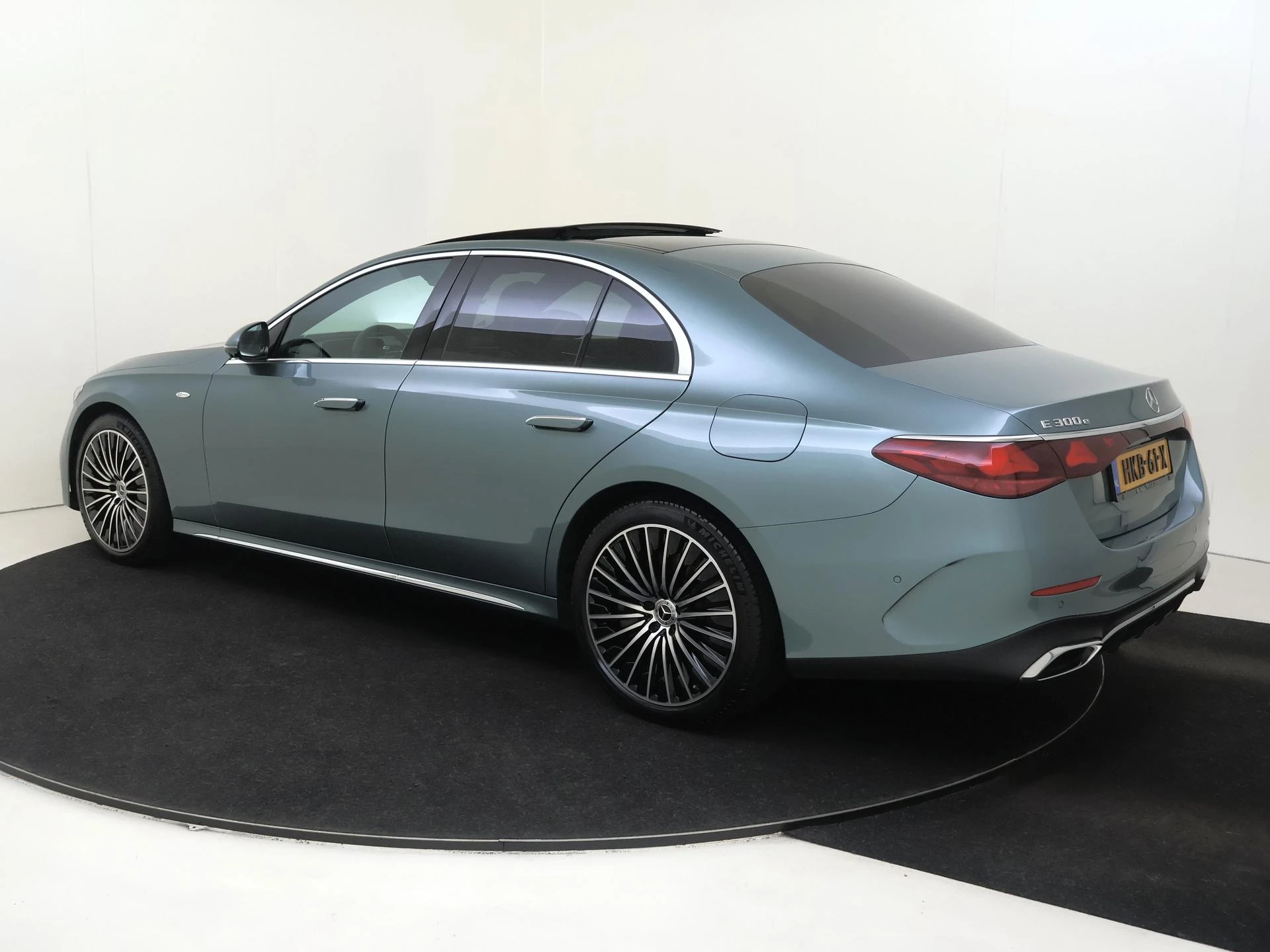 Mercedes-Benz-E-Klasse-image-2