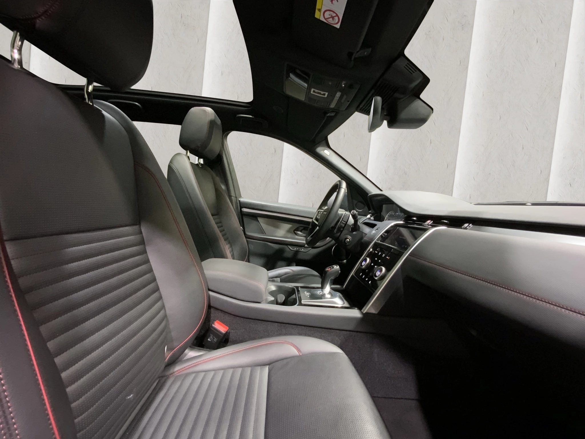 Land Rover Discovery Sport R-DYNAMIC SE D165 AWD Automatik Geländewagen. 120 kW. 5-türig