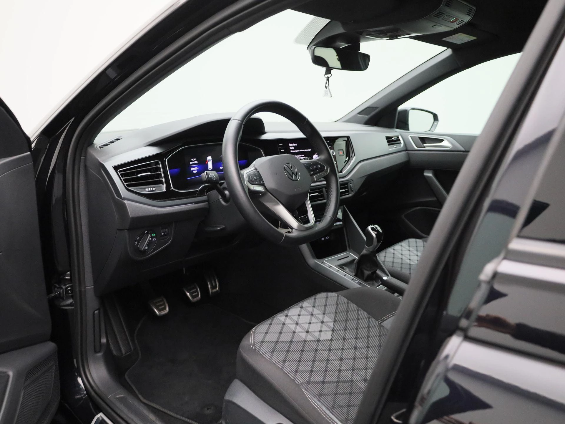 Volkswagen-Polo-image-25