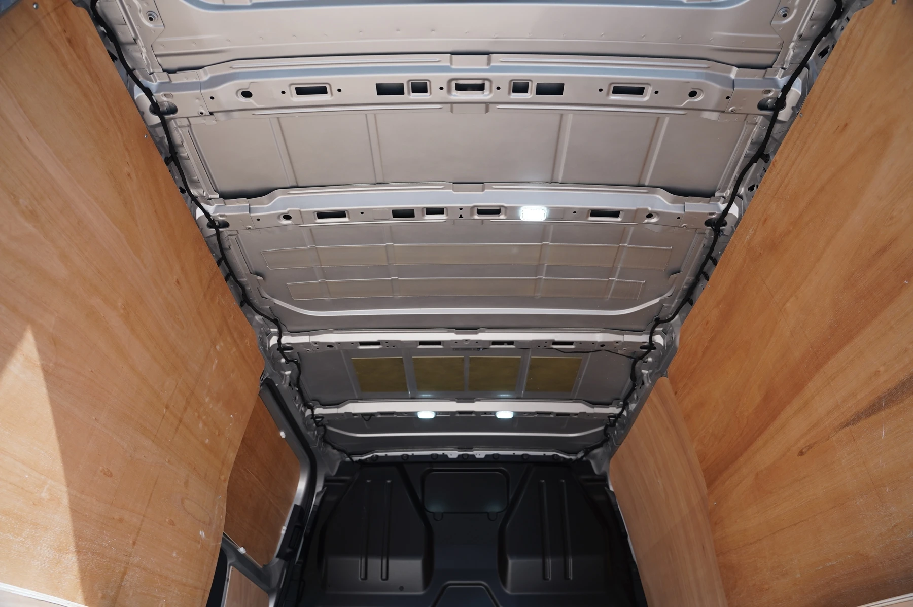 Volkswagen-Transporter-image-29