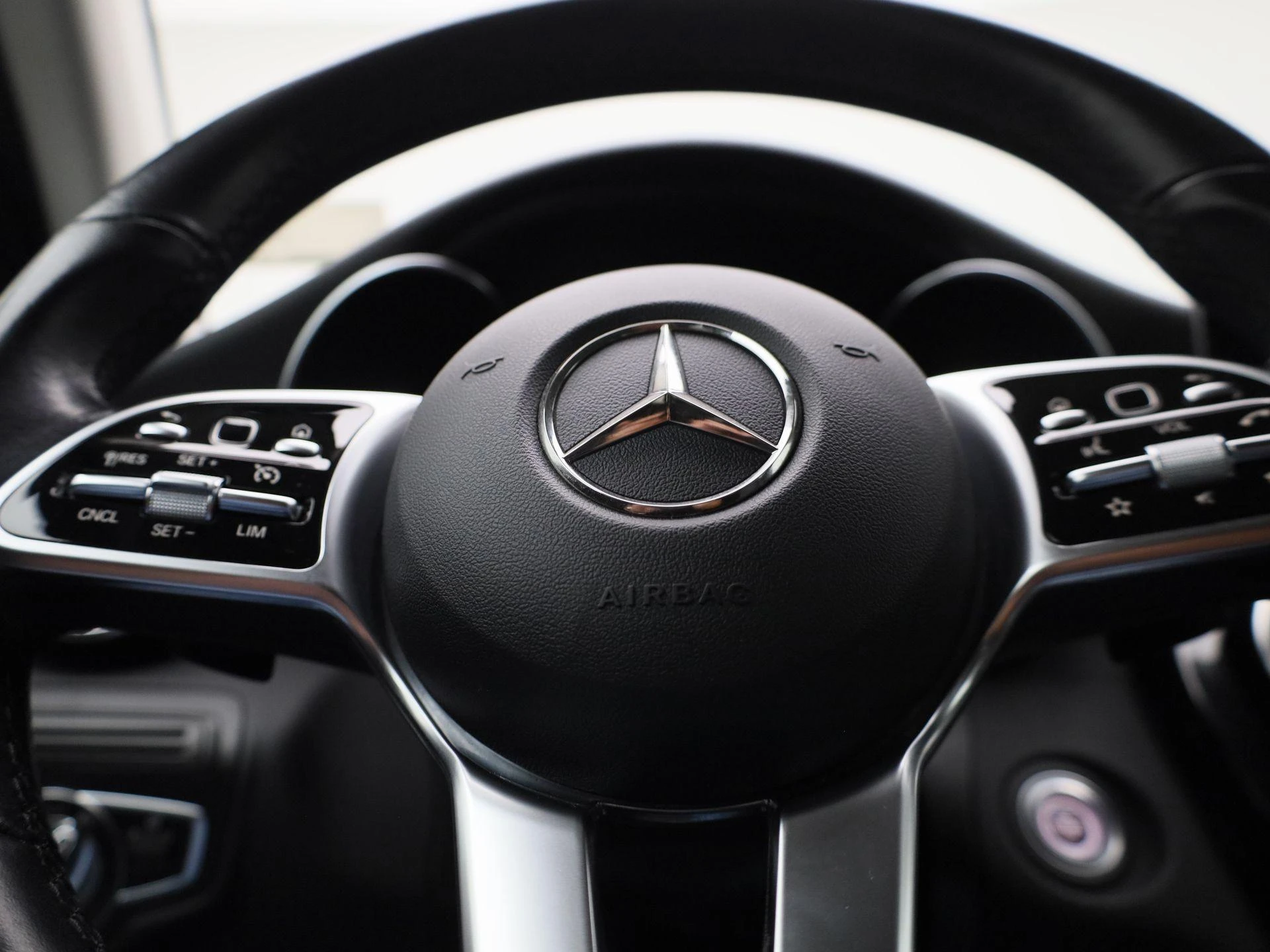 Mercedes-Benz-GLC-image-28