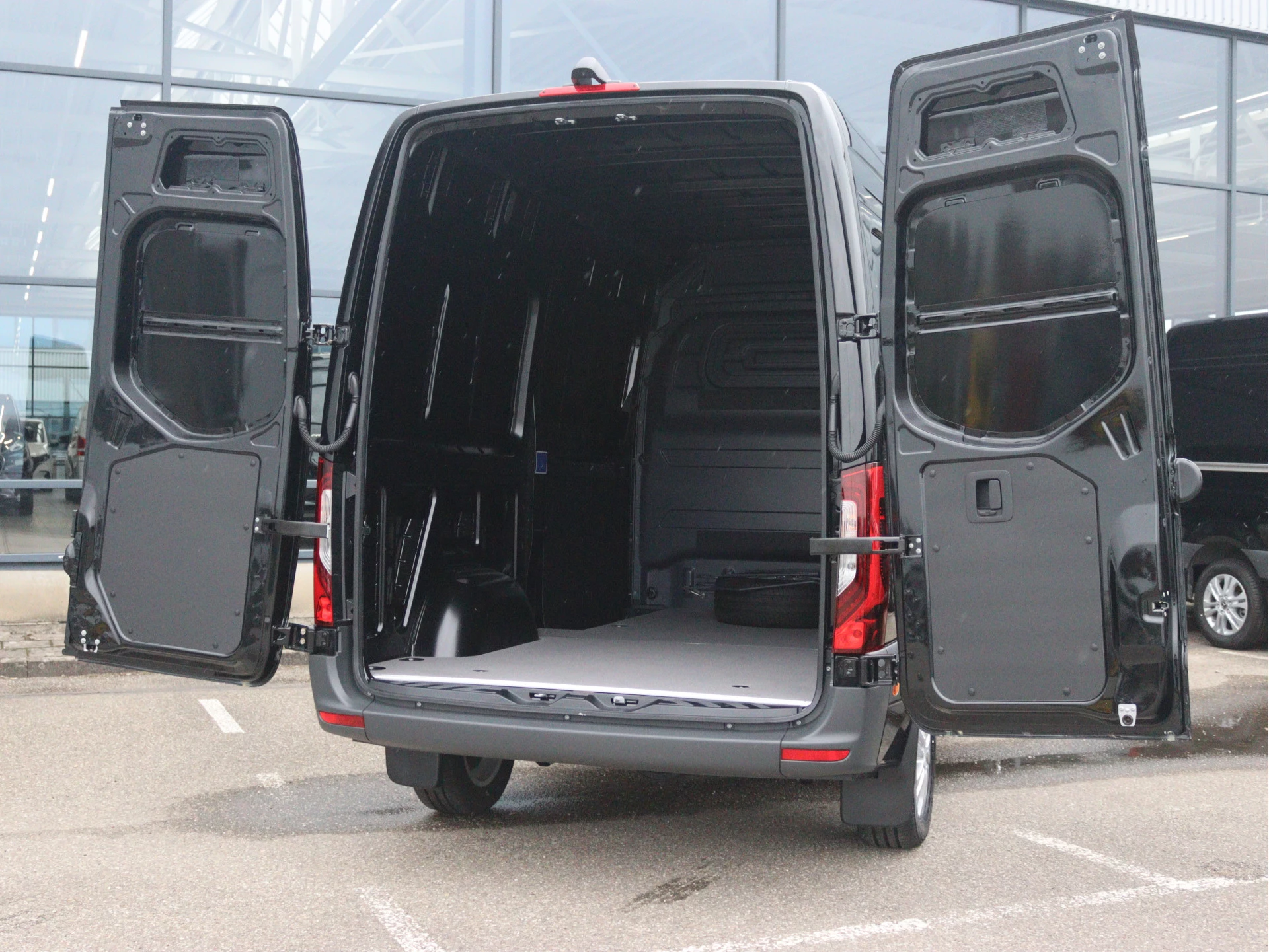 Mercedes-Benz-Sprinter-image-2