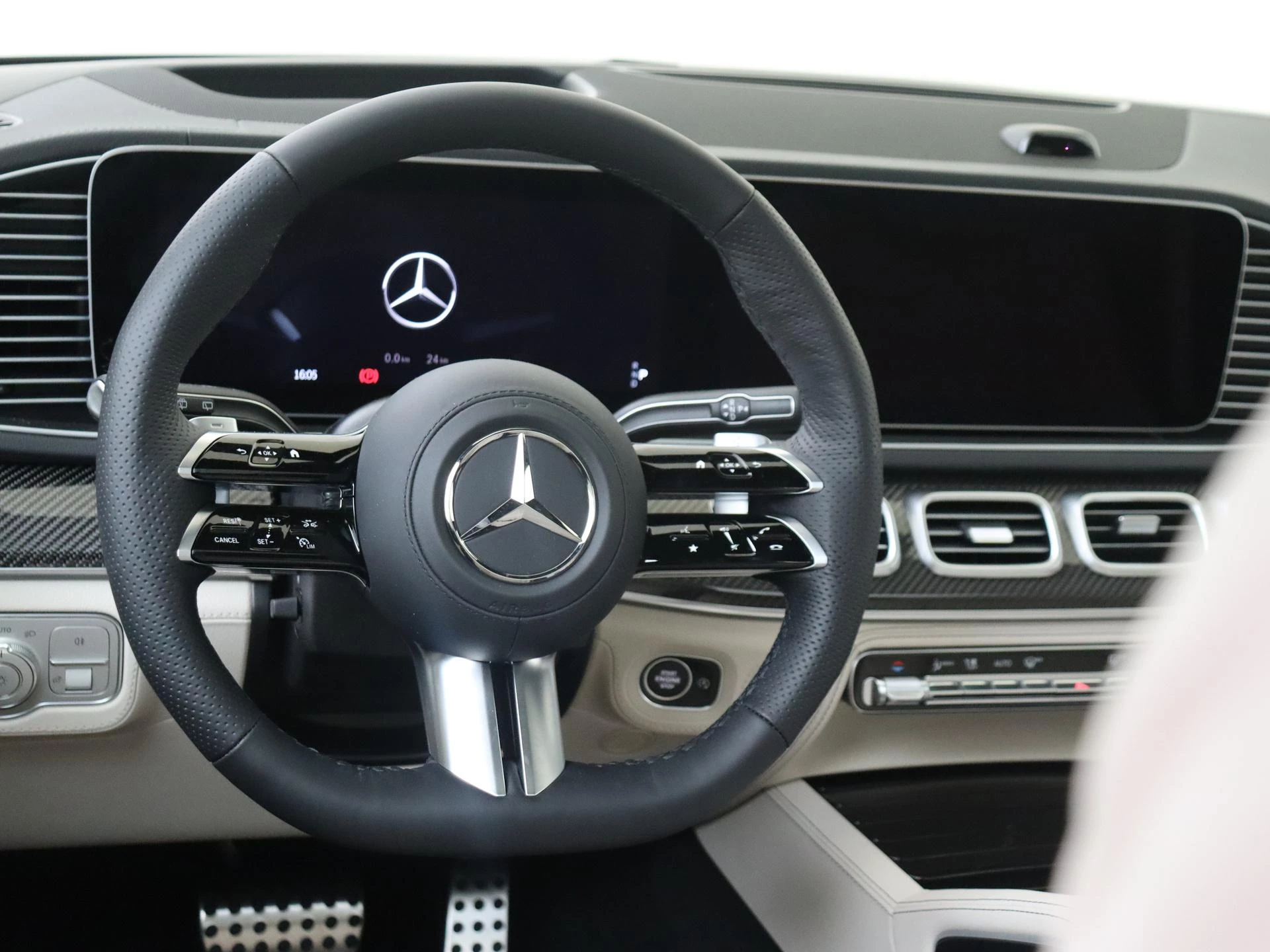 Mercedes-Benz-GLS-image-11