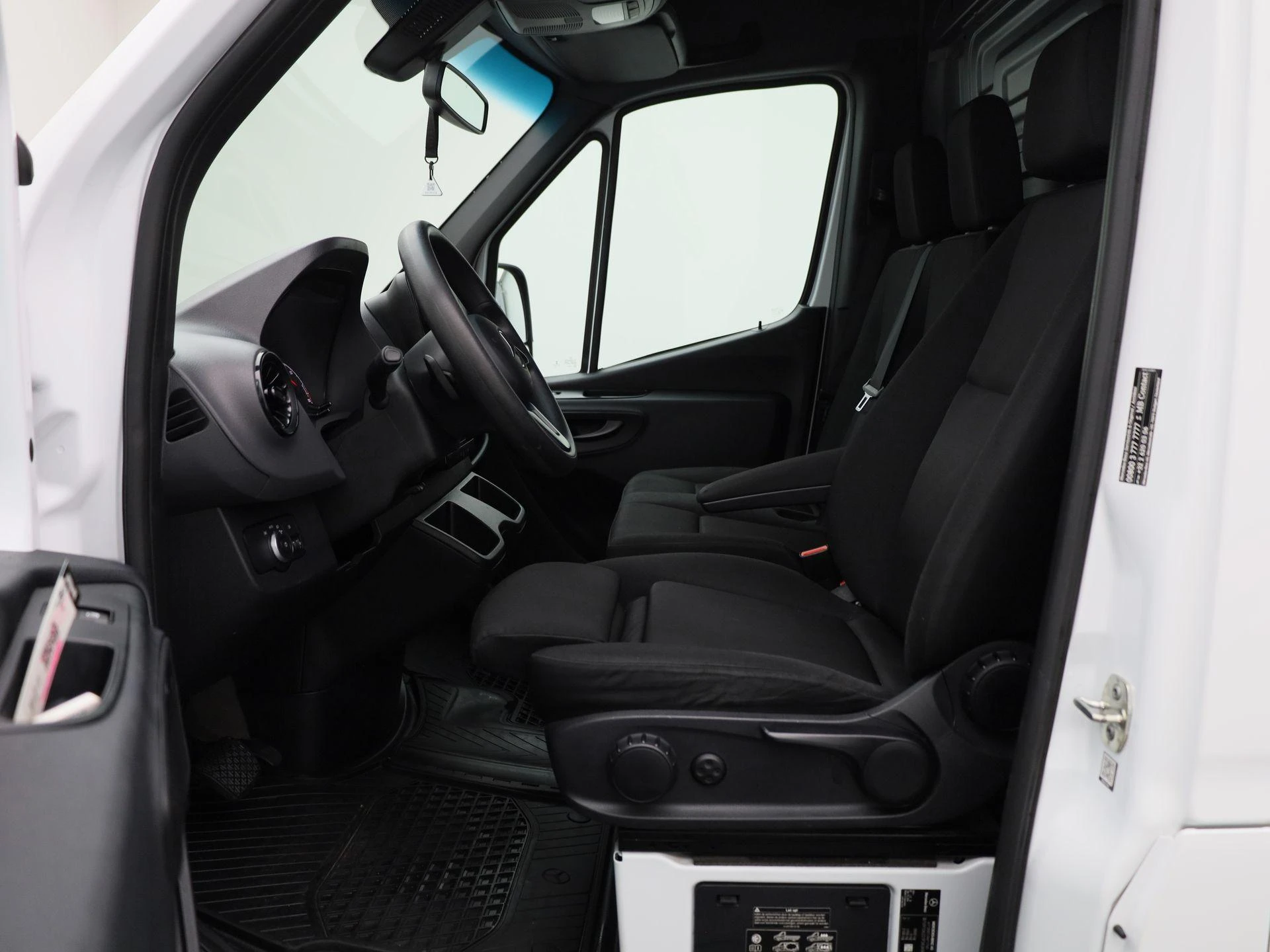 Mercedes-Benz-Sprinter-image-10