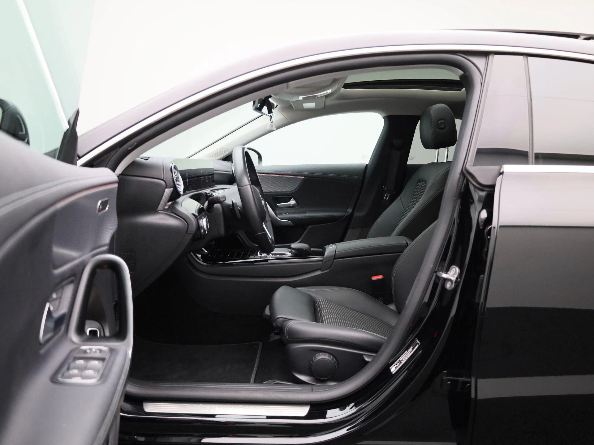 Mercedes-Benz-CLA-image-8
