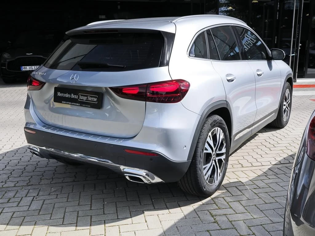 Mercedes-Benz-GLA 200 d-image-4
