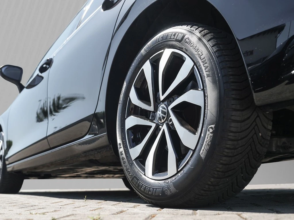 Volkswagen-Golf-image-4