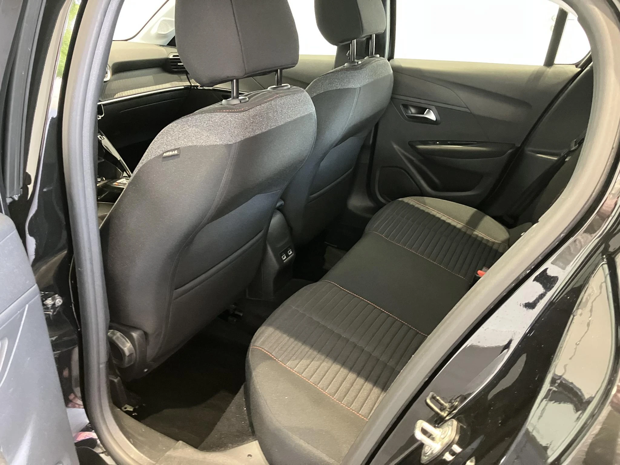 Peugeot-e-208-image-12