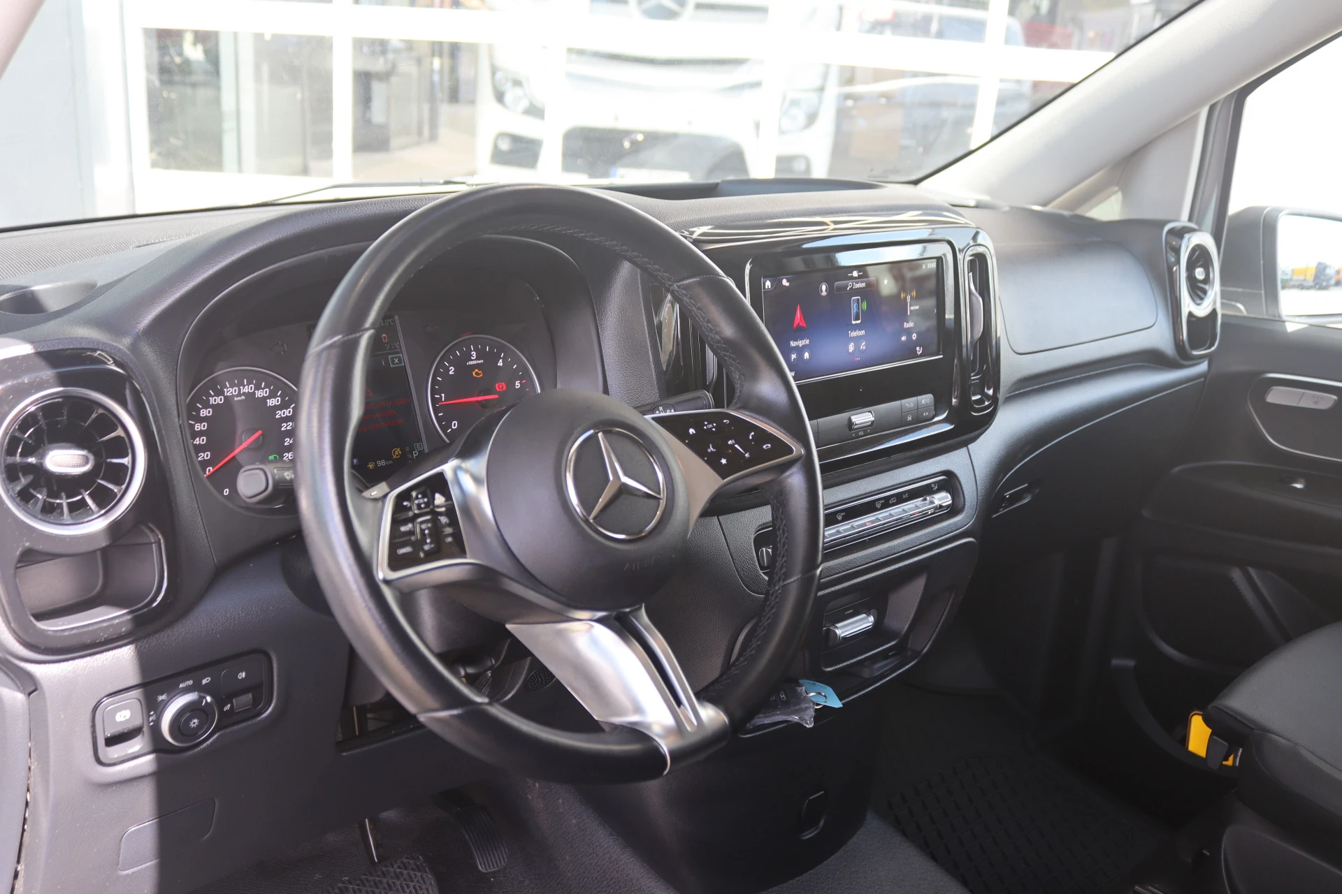 Mercedes-Benz-Vito-image-3