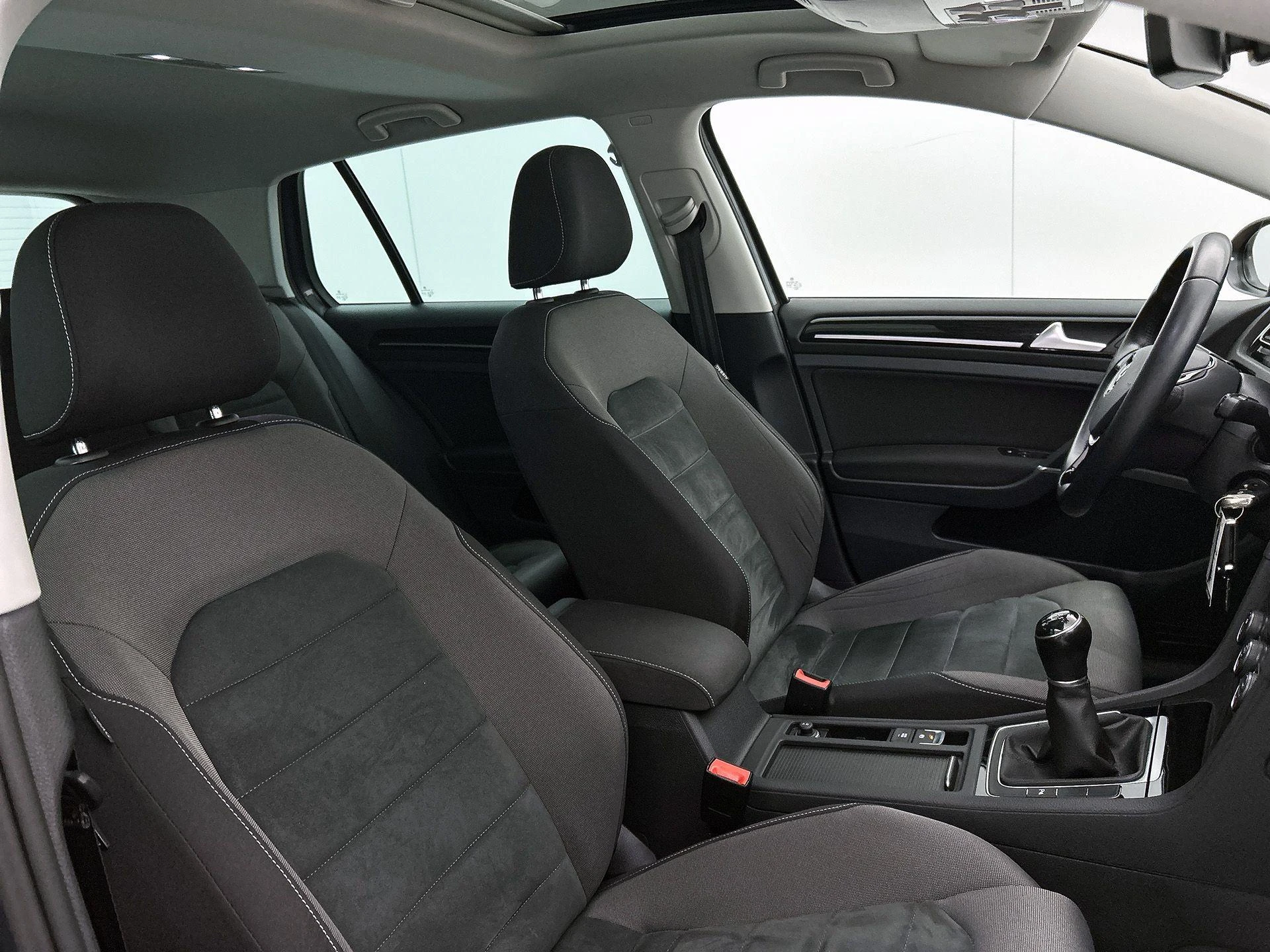 Volkswagen-Golf-image-35