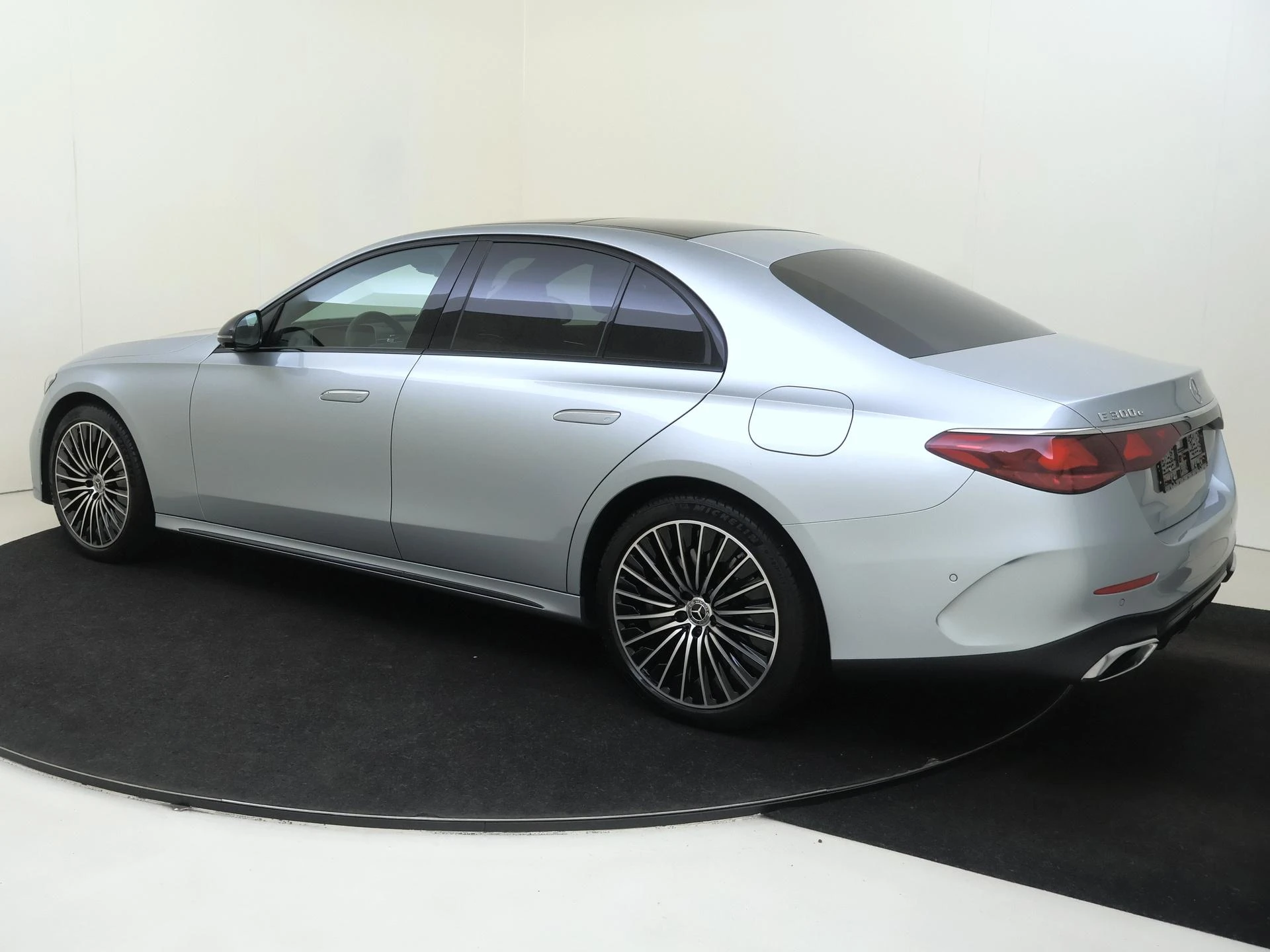 Mercedes-Benz-E-Klasse-image-2