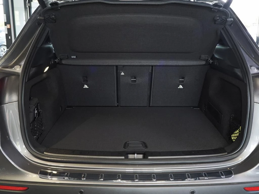 Mercedes-Benz-GLA 180-image-16