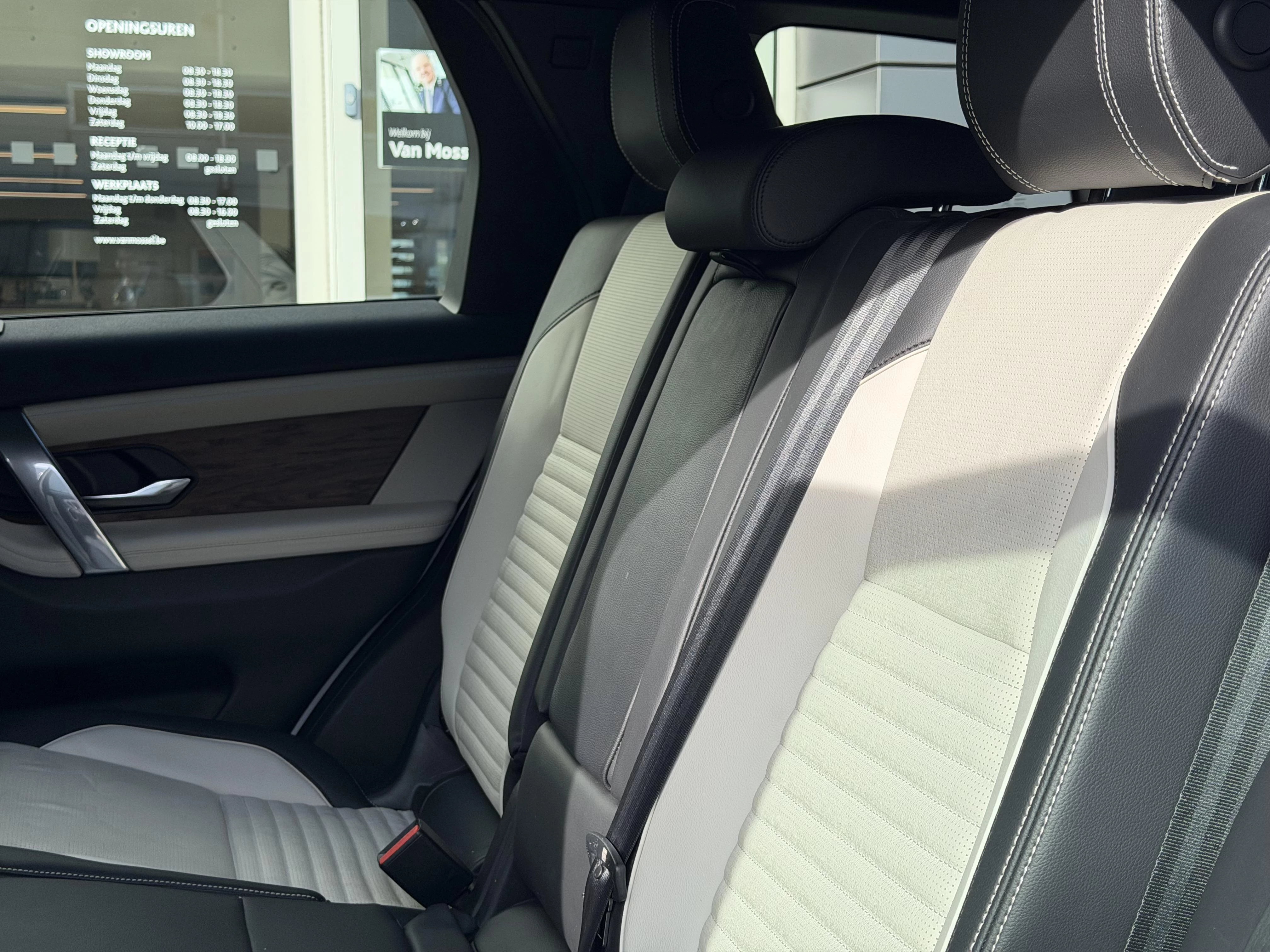 Land Rover-Discovery Sport-image-11