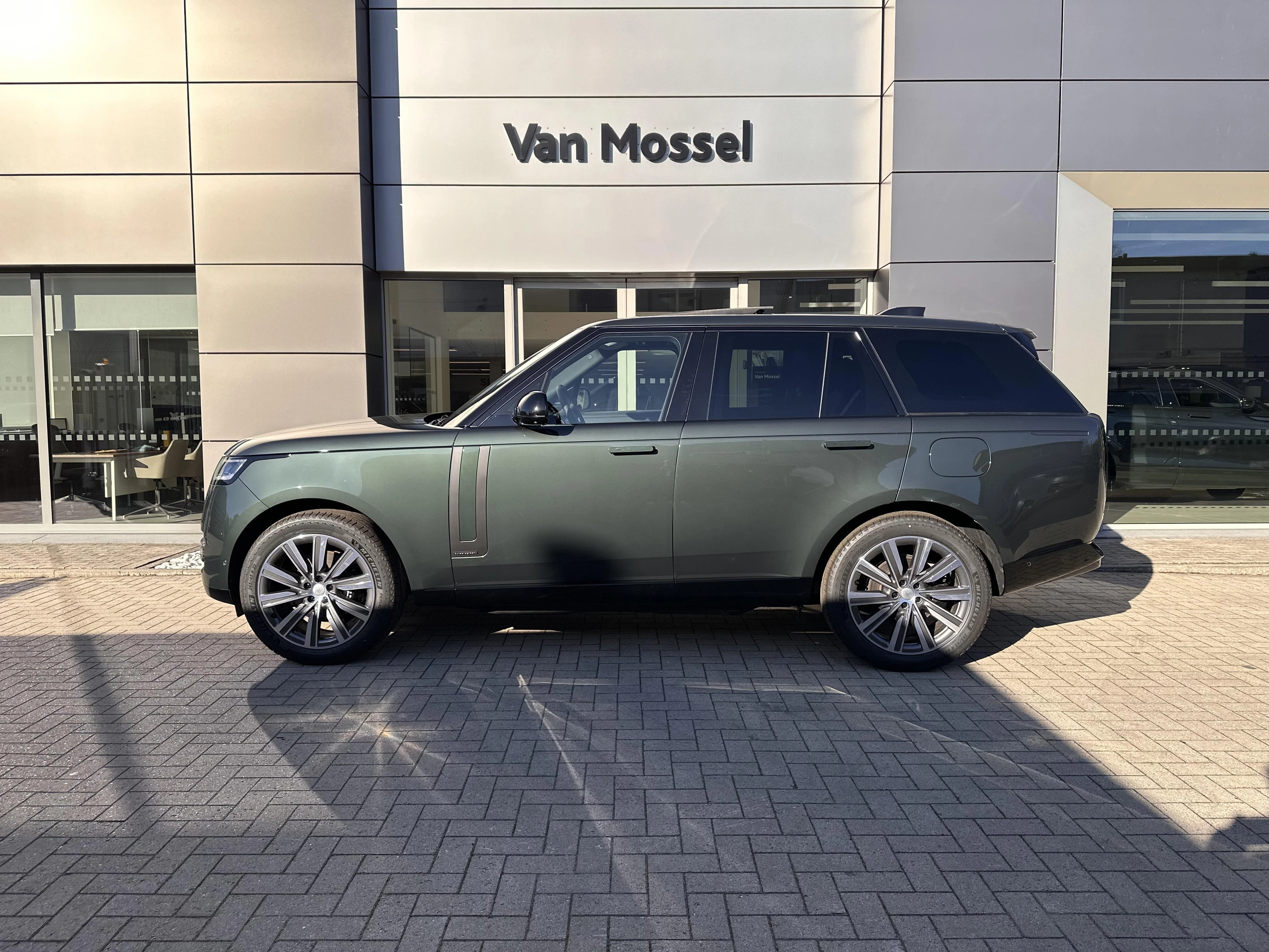 Land Rover-Range Rover-image-4