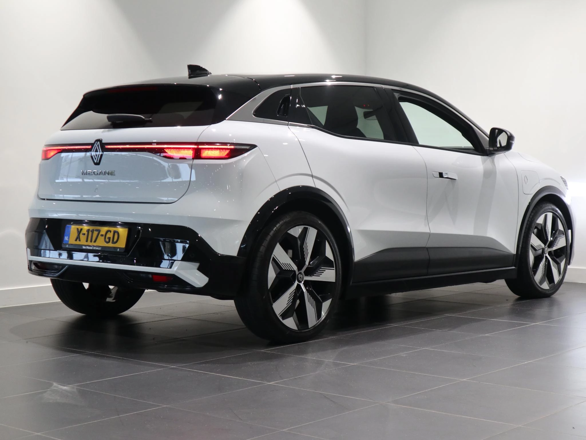 Renault-Megane E-Tech-image-3