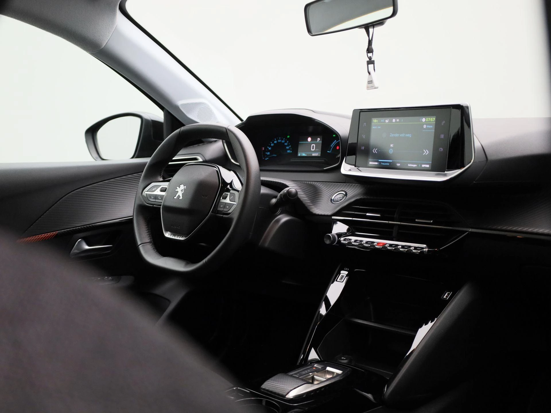 Peugeot-e-208-image-30