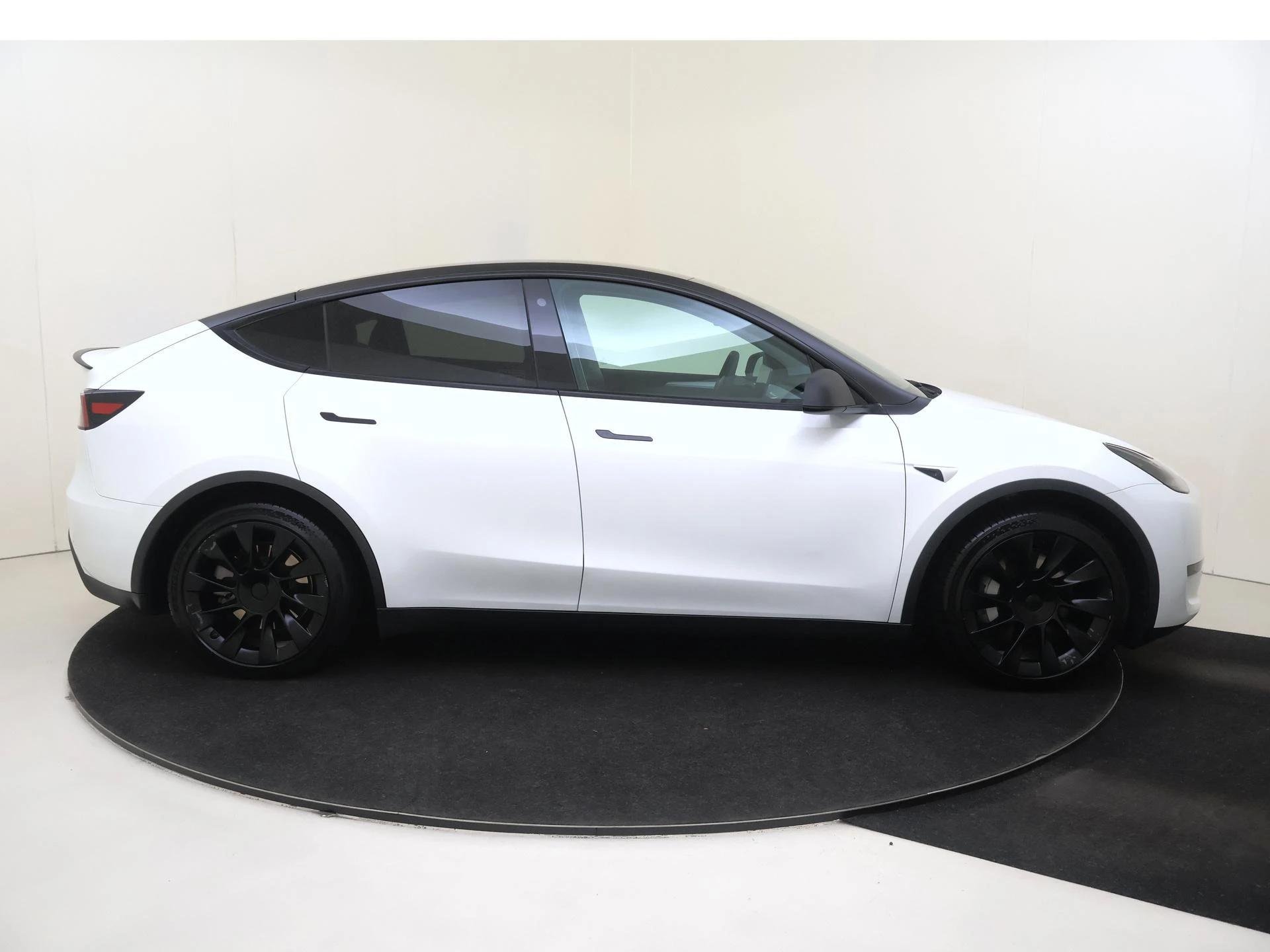 Tesla-Model Y-image-8