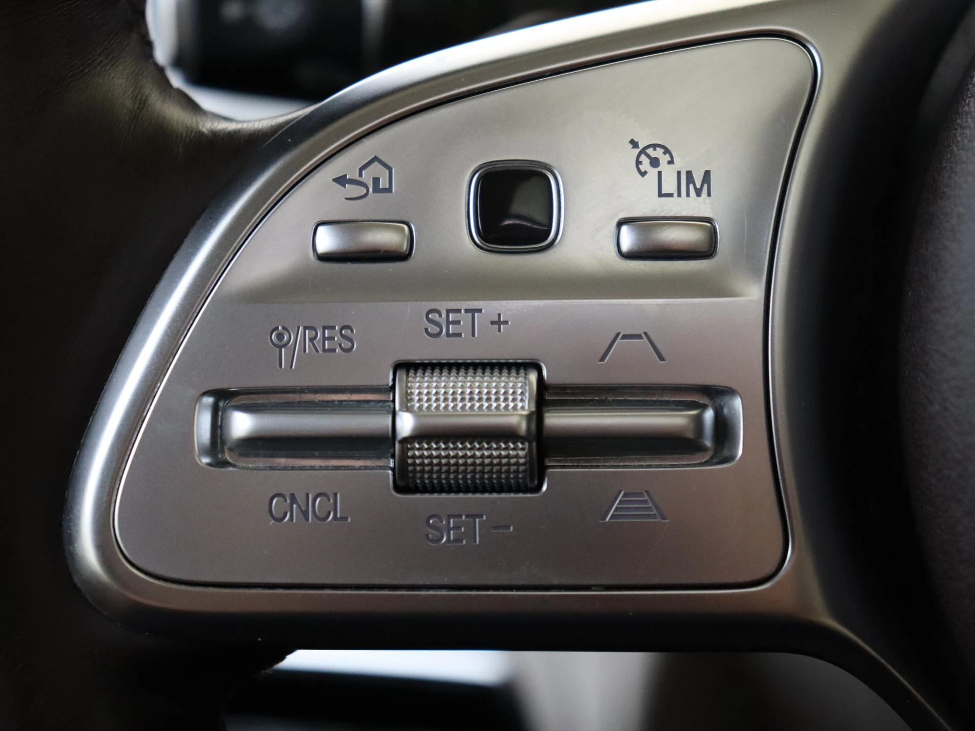 Mercedes-Benz-G-Klasse-image-11