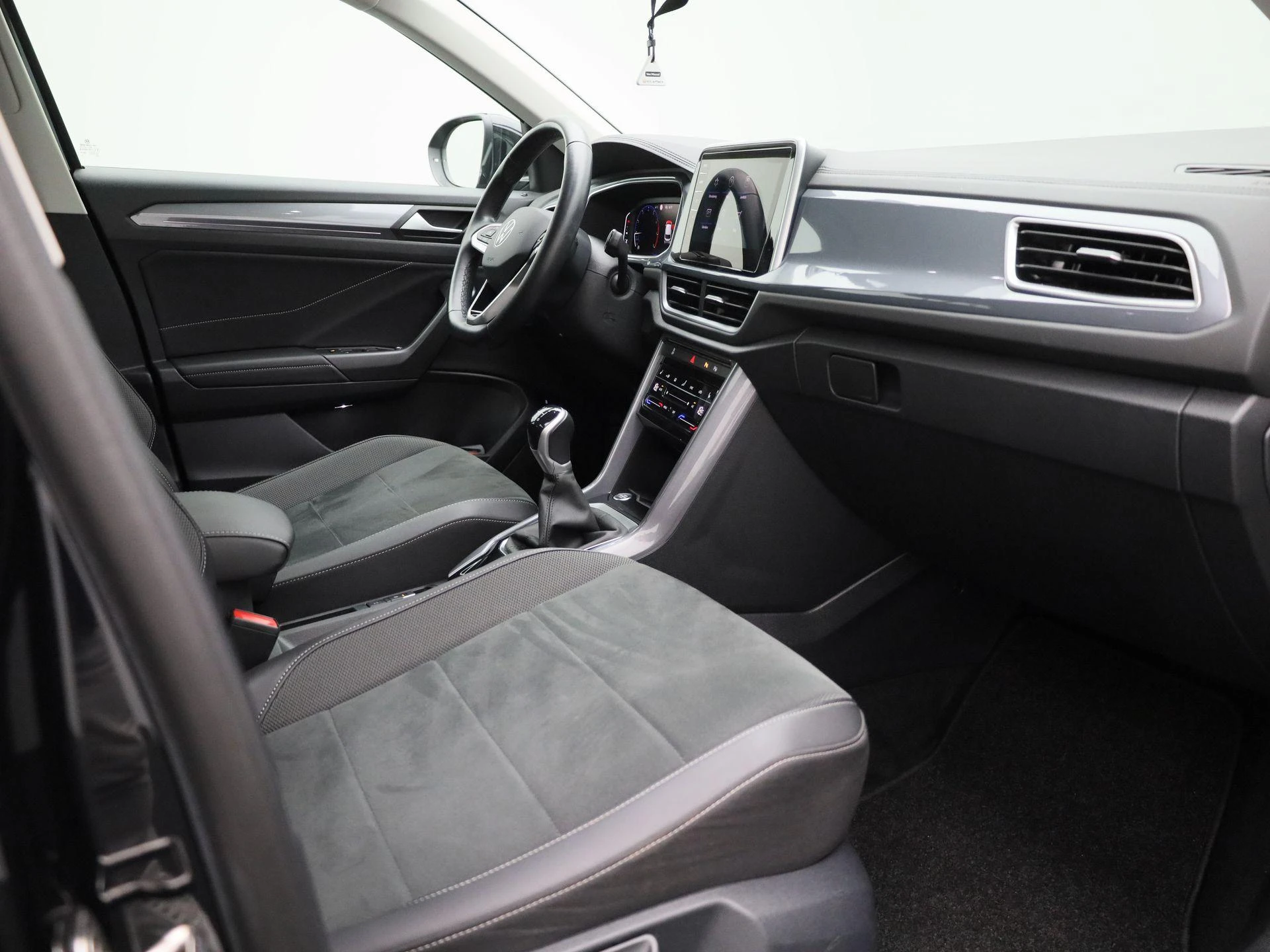 Volkswagen-T-Roc-image-26