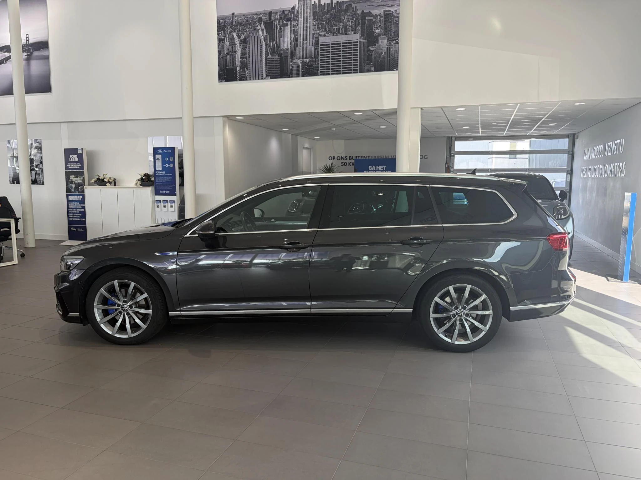 Volkswagen-Passat-image-1