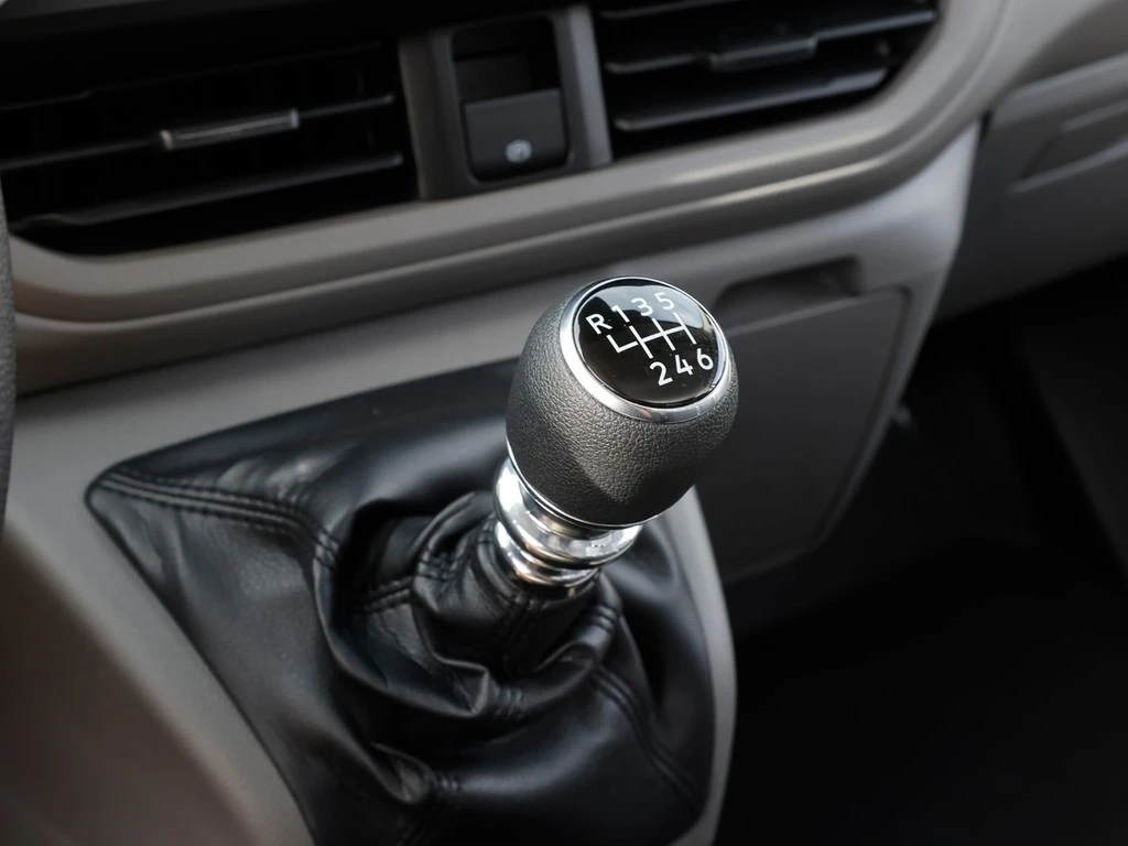 Volkswagen-Transporter-image-7