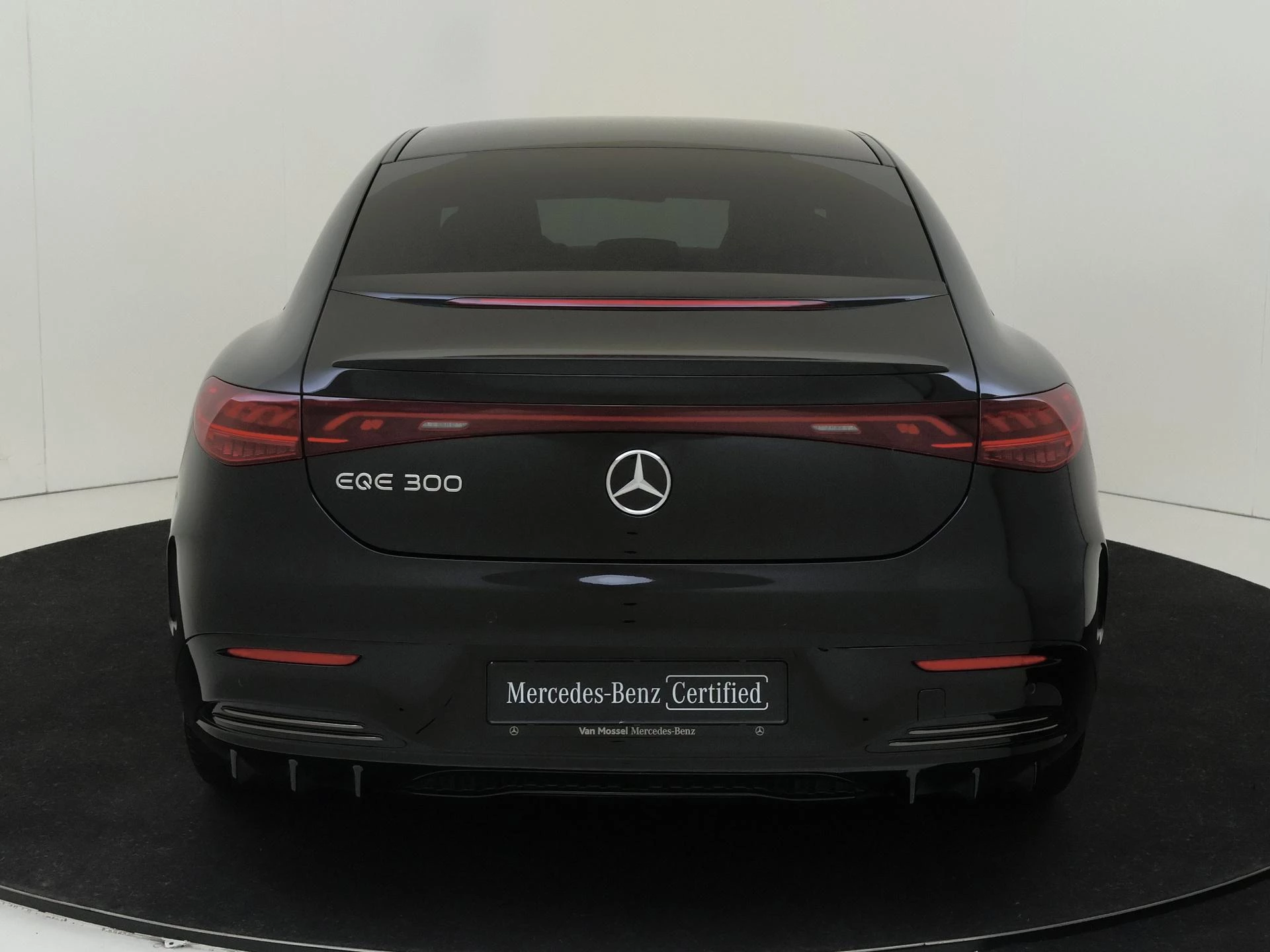 Mercedes-Benz-EQE-image-7