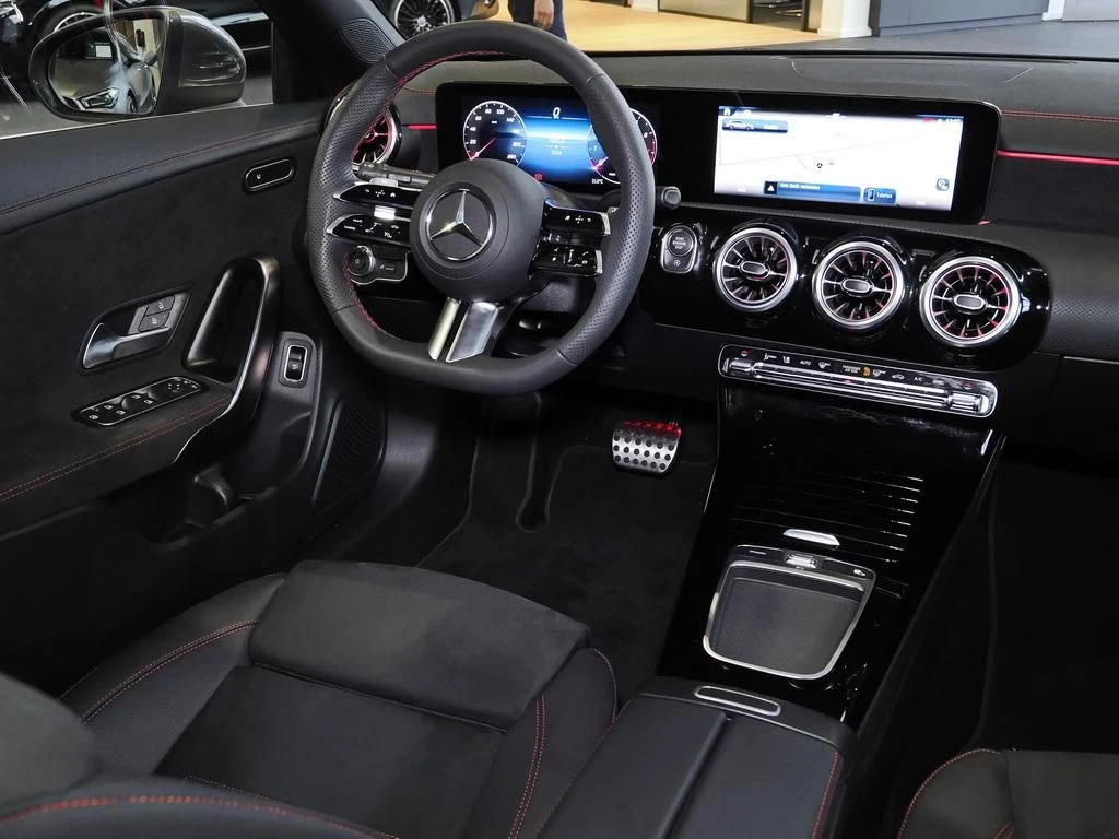 Mercedes-Benz-CLA 200-image-10