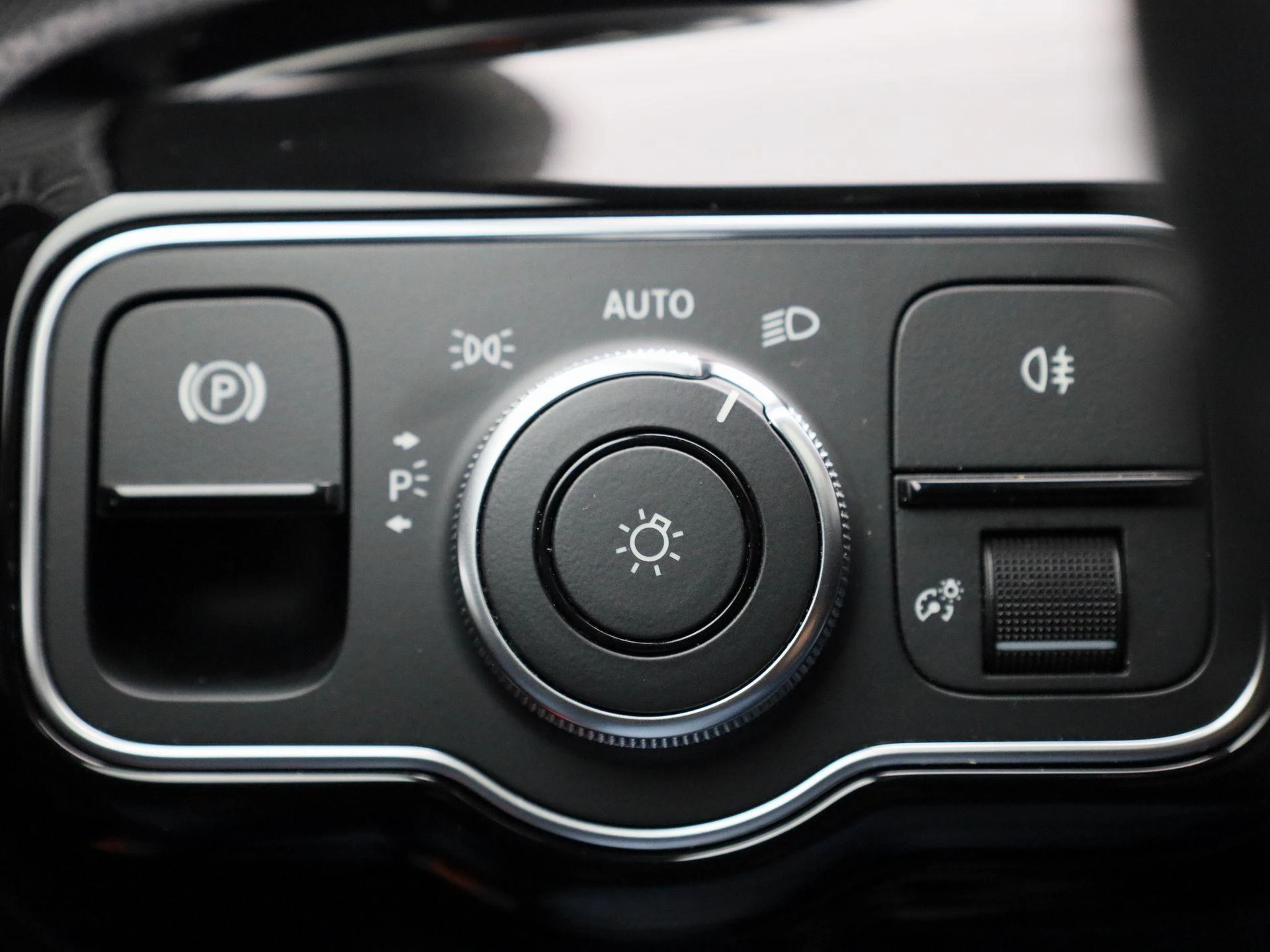 Mercedes-Benz-CLA-image-22