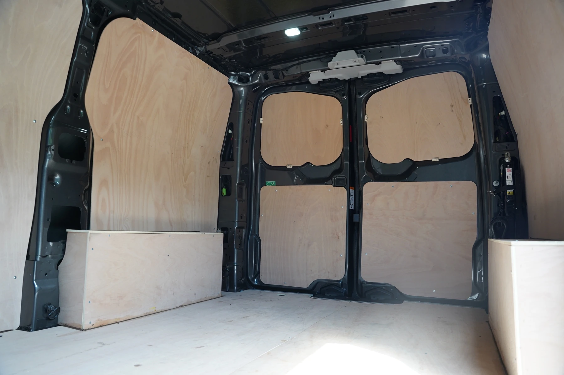 Volkswagen-Transporter-image-26